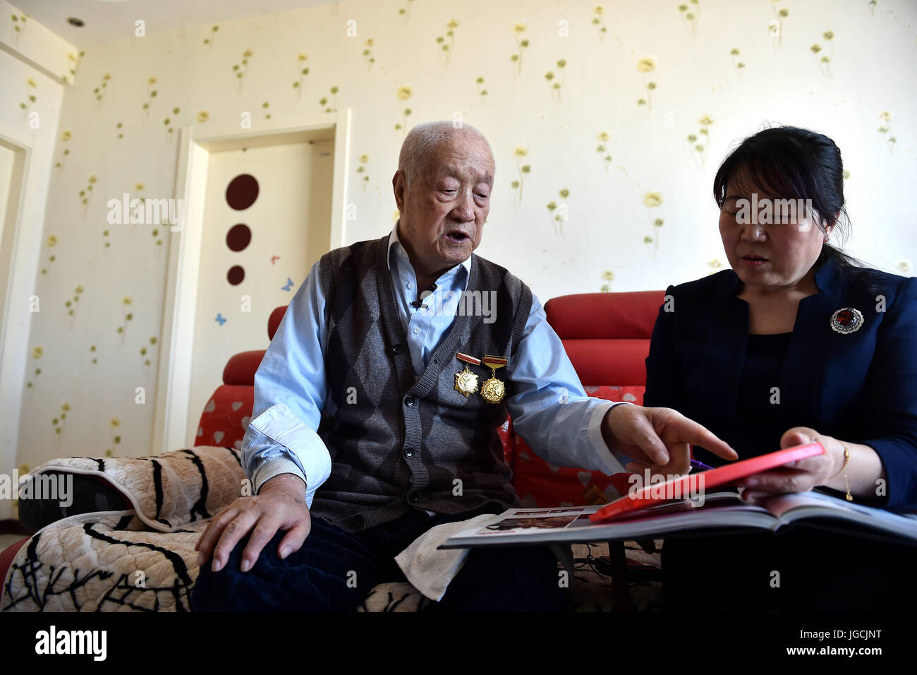 (170706) --, 6 juillet 2017 (Xinhua) -- Veteran Deng Yun (L), 100, discute avec sa fille Deng Xinlian à Yangquan City, au nord la province de Shanxi, le 10 mai 2017. Deng, née en 1917, s'est joint à l'armée chinoise en 1937 pendant la guerre anti-japonaise. 7 juillet cette année marque le 80e anniversaire du début de la résistance de huit ans contre l'invasion japonaise. La Chine est le premier pays à lutter contre les forces fascistes. La lutte a commencé le 18 septembre 1931, lorsque les troupes japonaises ont commencé leur invasion du nord-est de la Chine. Il a été exacerbé lorsque le Japon invasion à grande échelle de l'être Banque D'Images