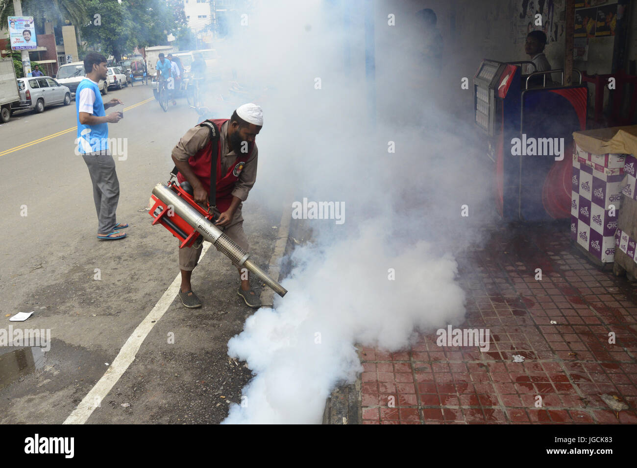 Dhaka, Bangladesh. 05 juillet, 2017. Un employé de Dhaka City Corporation du pesticide pour tuer les moustiques sprays à Tejgaon à Dhaka, au Bangladesh. 05 Juillet 2017 Crédit : Mamunur Rashid/Alamy Live News Banque D'Images