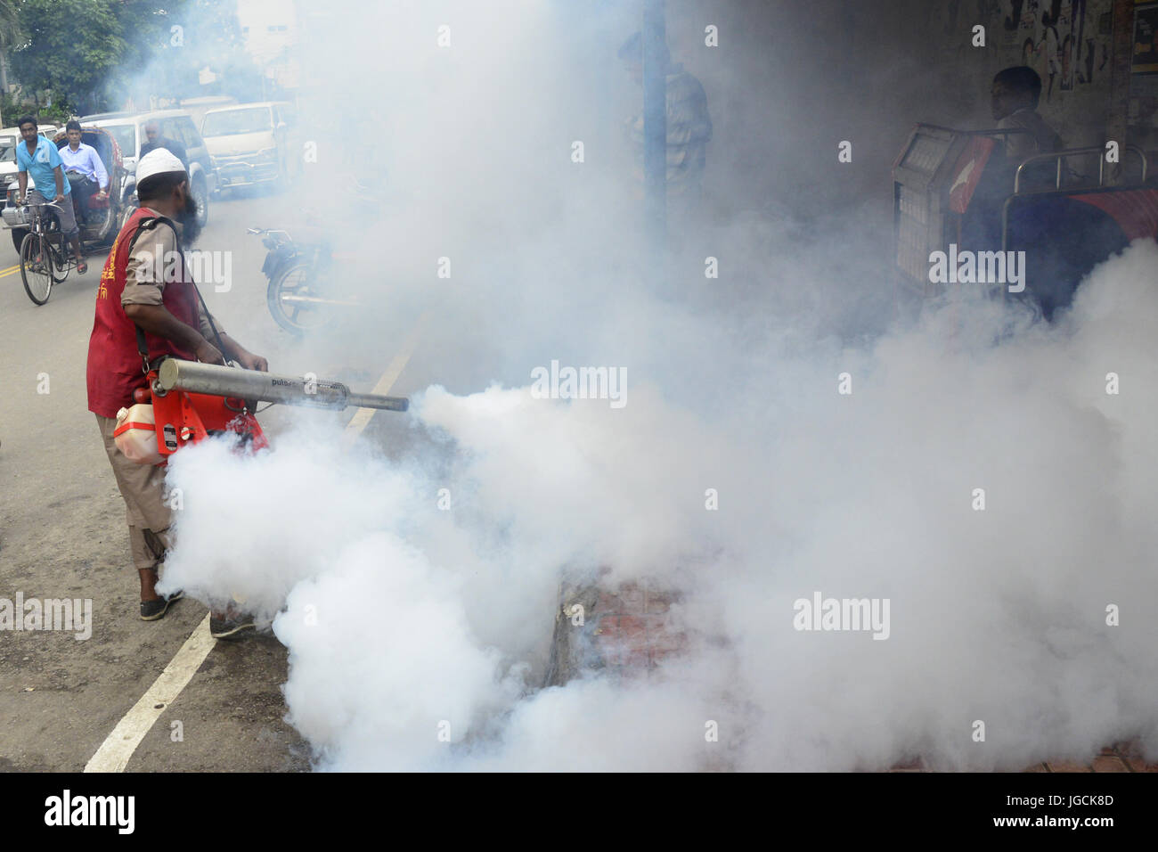 Dhaka, Bangladesh. 05 juillet, 2017. Un employé de Dhaka City Corporation du pesticide pour tuer les moustiques sprays à Tejgaon à Dhaka, au Bangladesh. 05 Juillet 2017 Crédit : Mamunur Rashid/Alamy Live News Banque D'Images