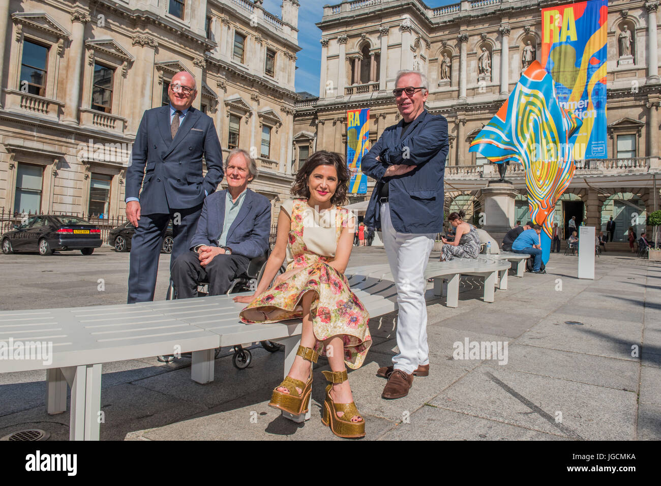 Londres, Royaume-Uni. 6 juillet, 2017. Lloyd Dorfman l'ECS est rejoint par de grands architectes et Royal Académiciens Alan Stanton, Farshid Moussavi et Sir David Chipperfield dans la cour de l'Annenberg, Burlington House. Annonce d'un important don de la Fondation à 'transformer Dorfman' l'avenir de l'architecture à l'Académie Royale des Arts de Londres le 6 juillet 2017. Crédit : Guy Bell/Alamy Live News Banque D'Images