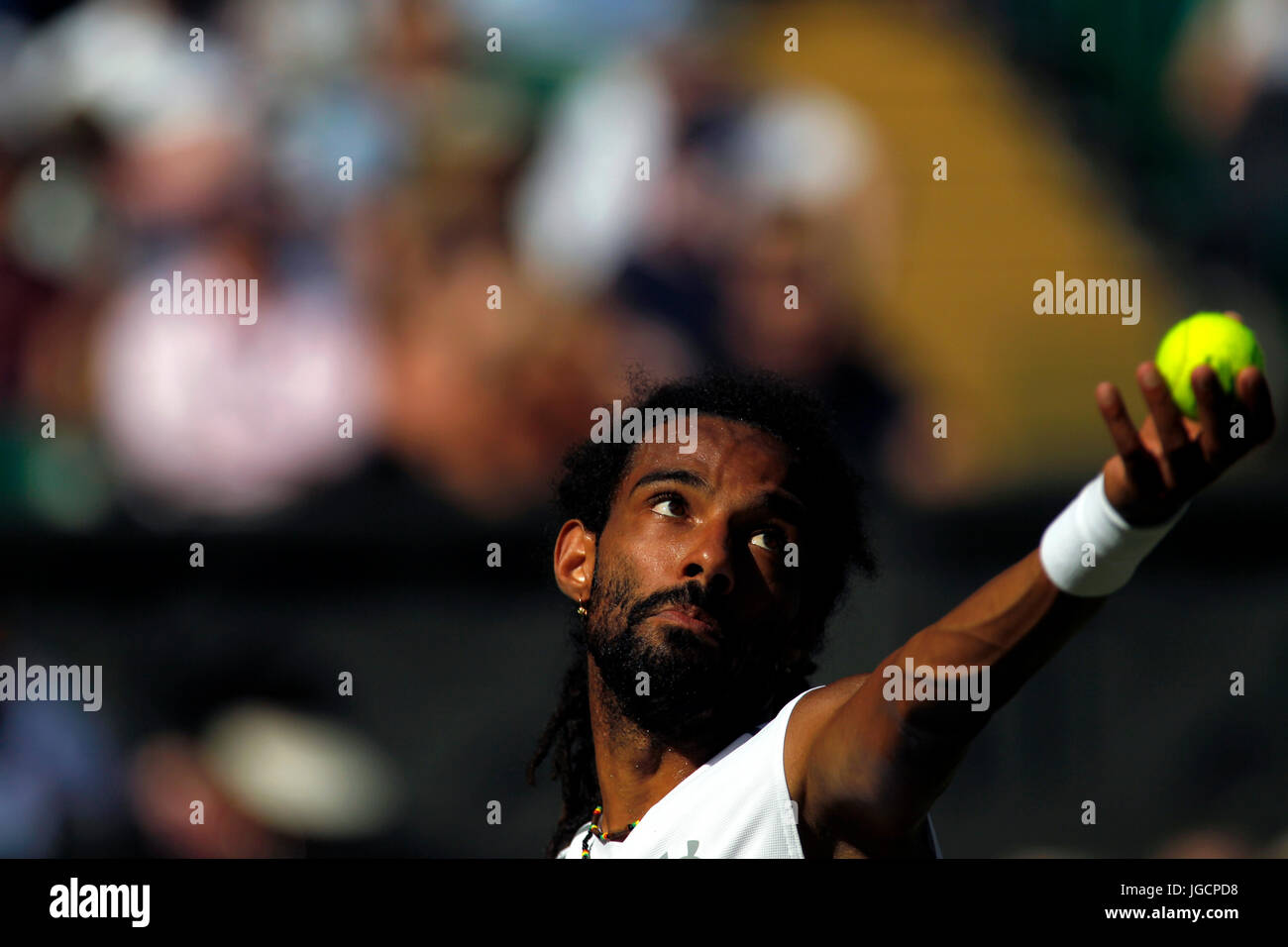 Londres, Royaume-Uni. 05 juillet, 2017. Londres, 5 juillet 2017 - Dustin Brown d'Allemagne en poste au cours de son deuxième tour contre Andy Murray à Wimbledon. Crédit : Adam Stoltman/Alamy Live News Banque D'Images