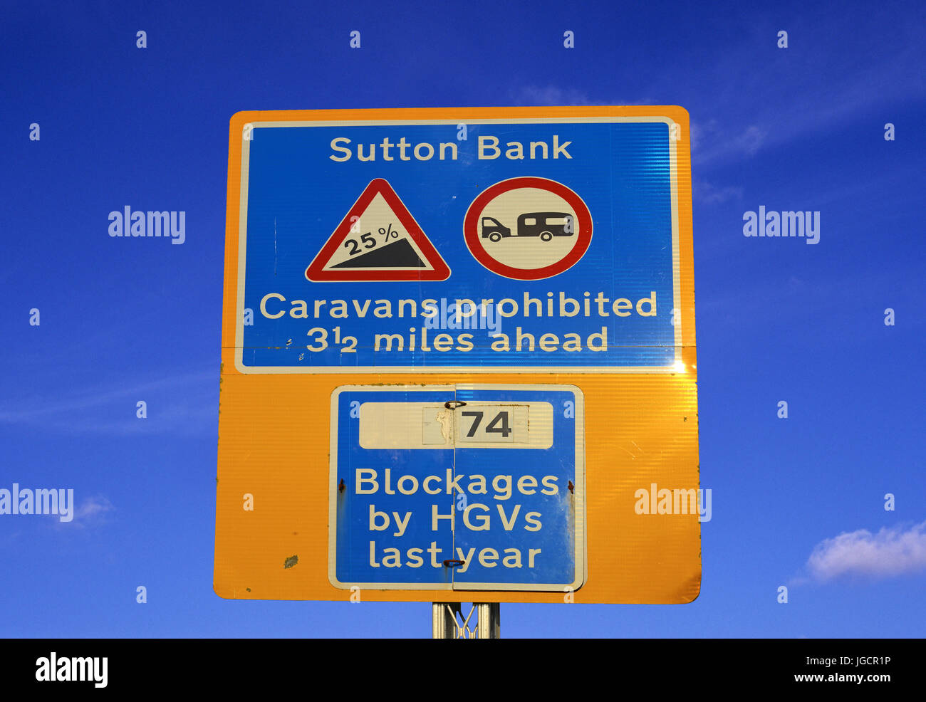 Caravanes interdit et d'avertissement pour les conducteurs de poids lourds de colline très raide, Sutton bank avant North York Moors united kingdom Banque D'Images