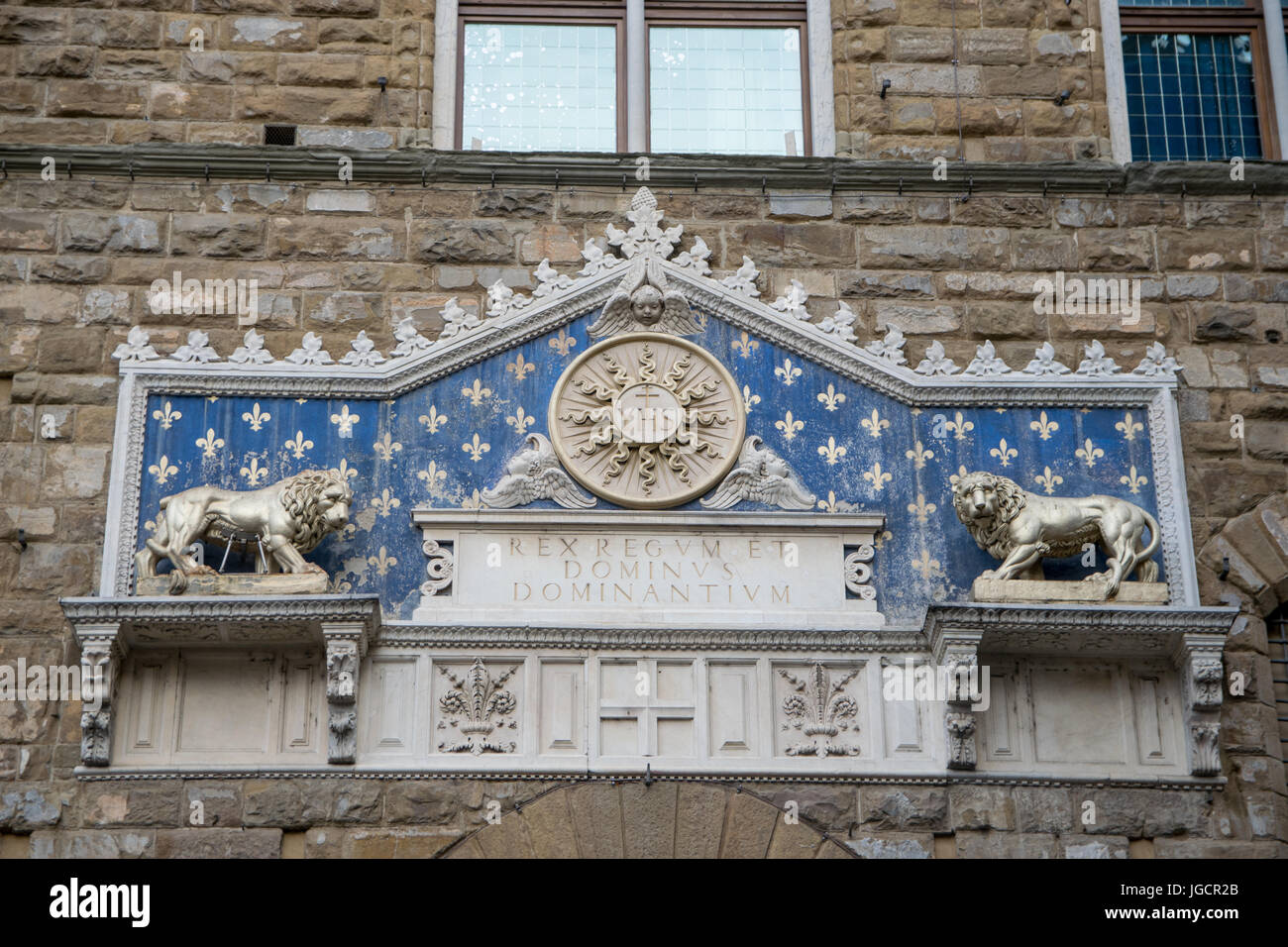 Détails de la façade ouvragée à l'entrée principale du Palazzo Vecchio à Florence Banque D'Images