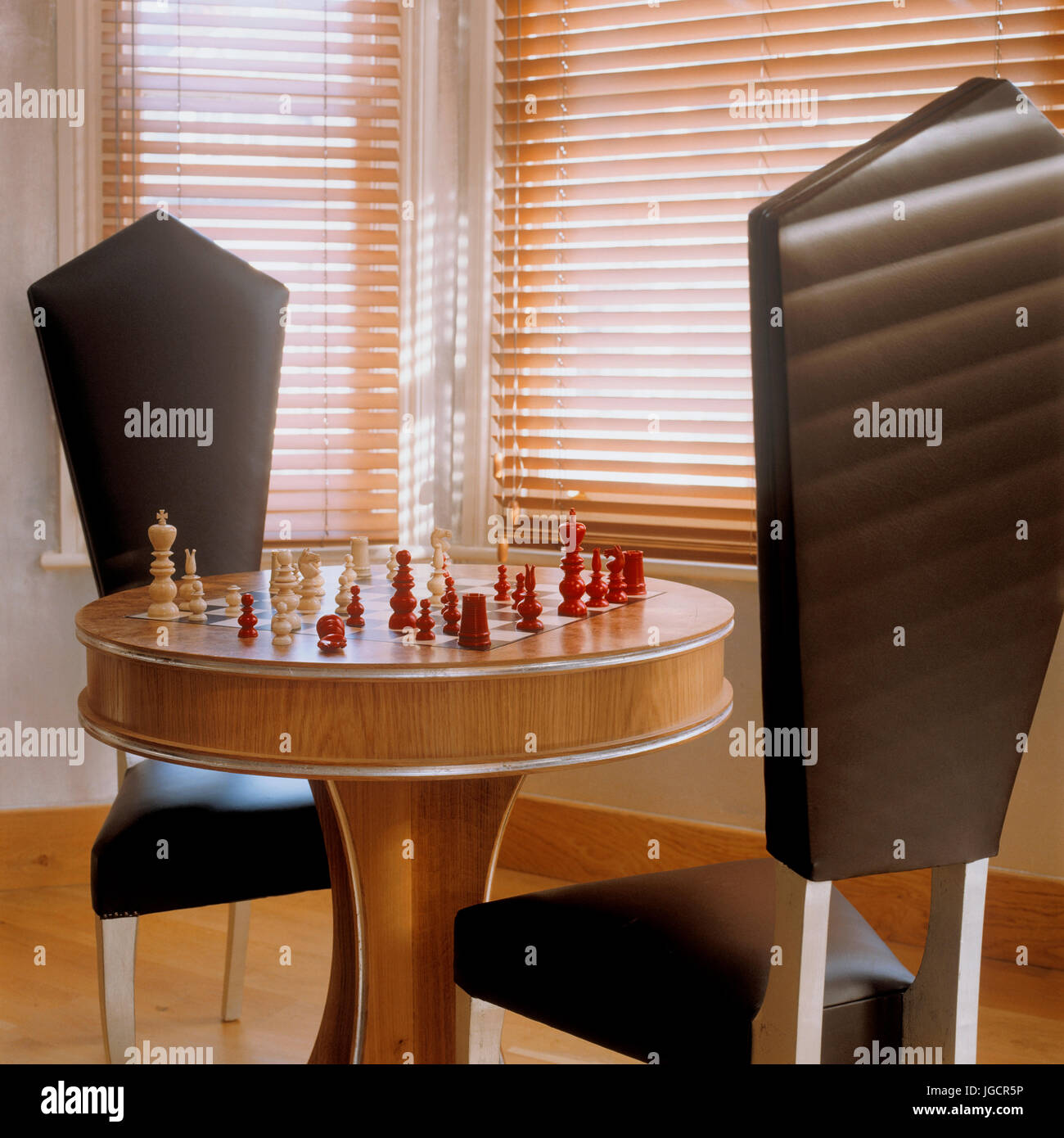 Table d'échecs de chaises noires Banque D'Images