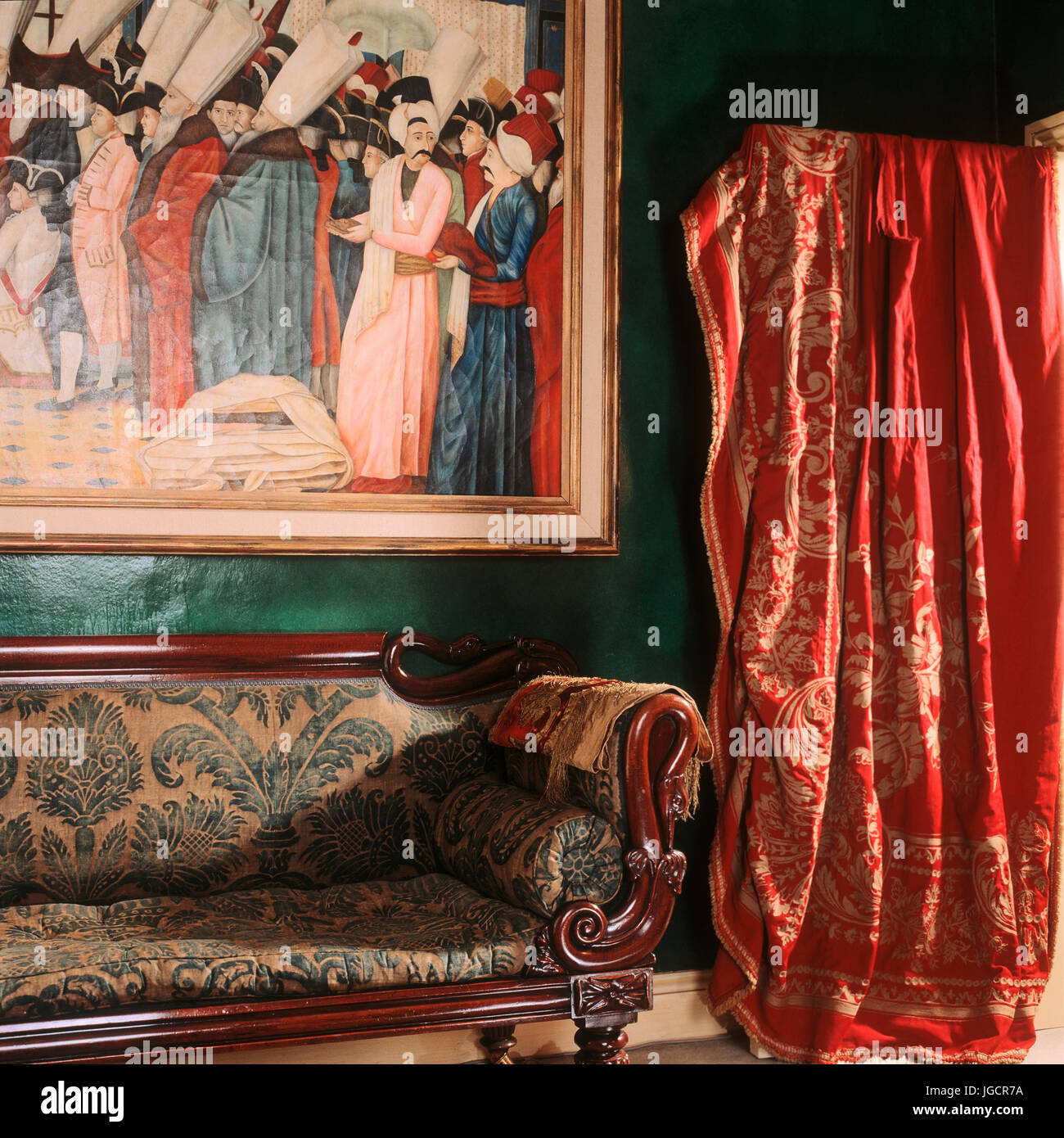 Peinture au-dessus de canapé à motifs Banque D'Images