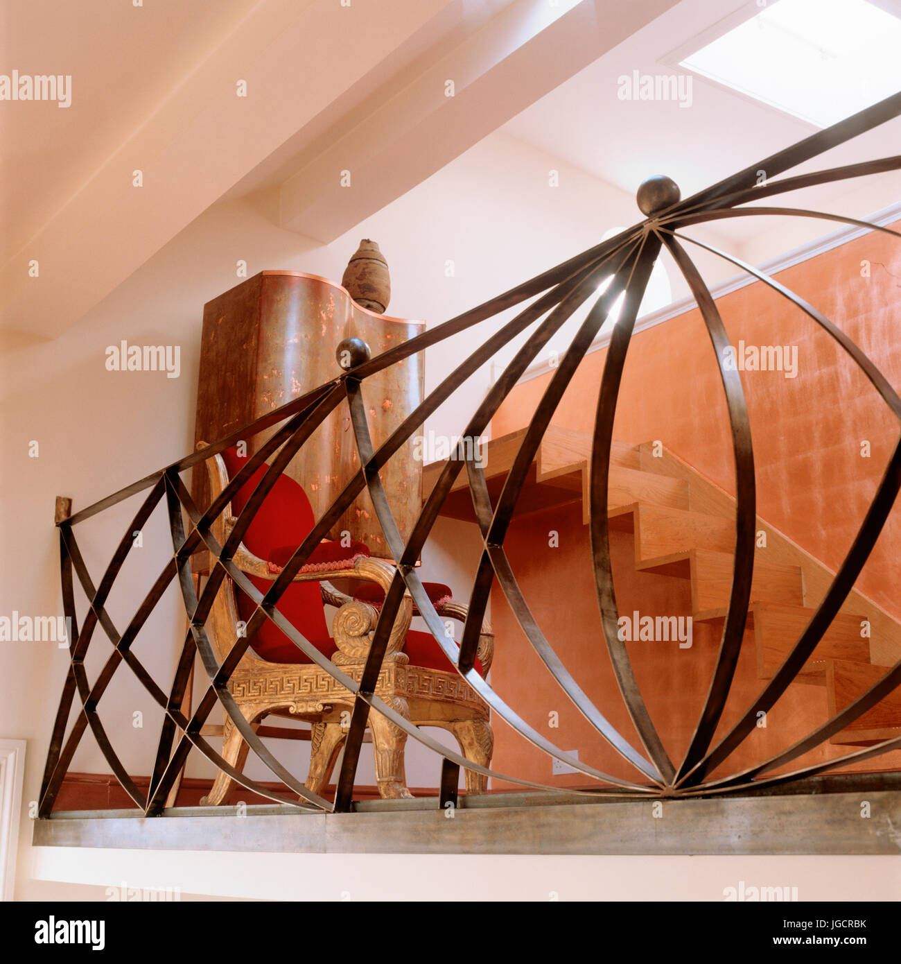 Fauteuil derrière main courante des duplex Banque D'Images