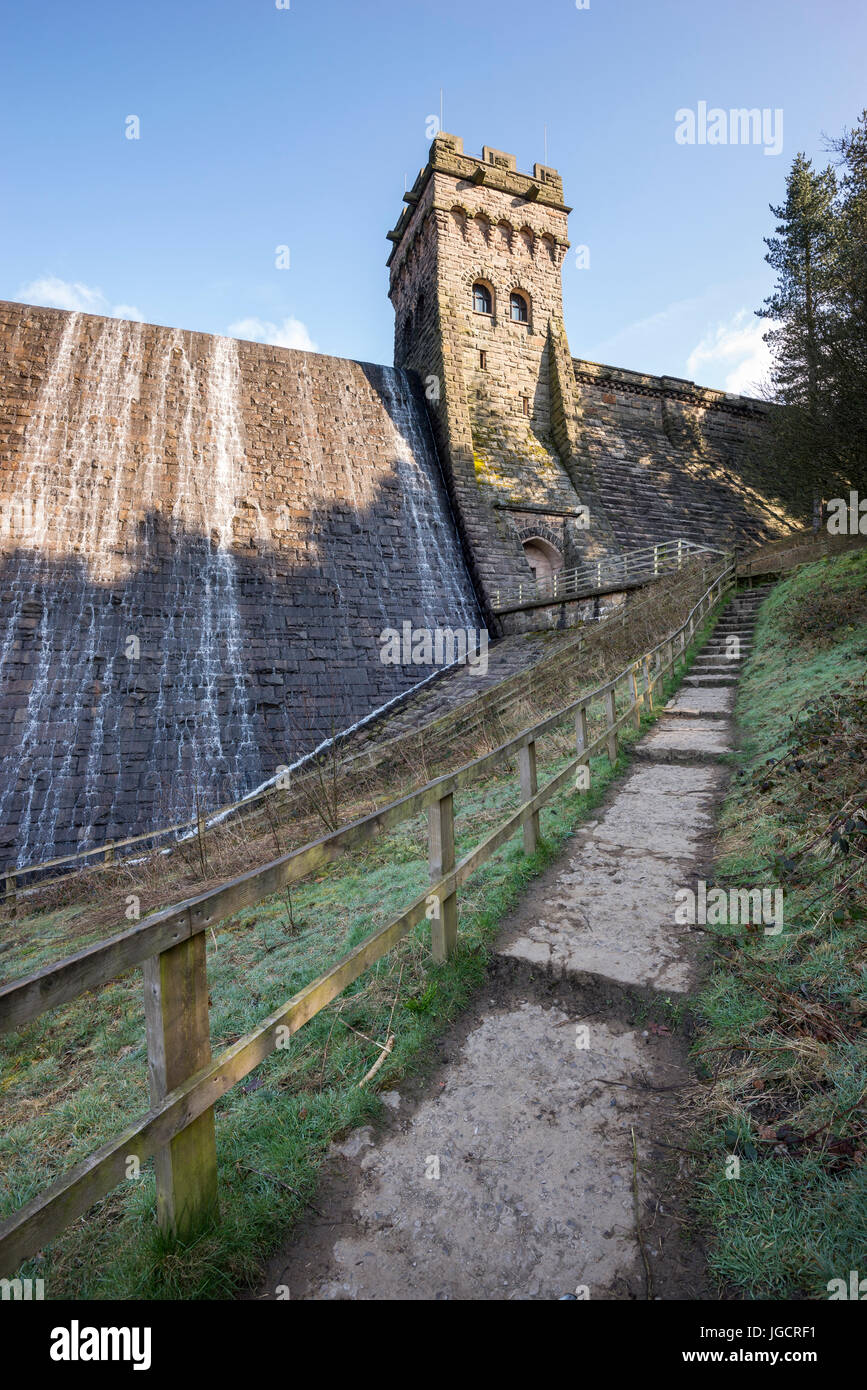 L'eau qui coule sur le barrage au réservoir Derwent dans le Peak District, Derbyshire, Angleterre. Banque D'Images