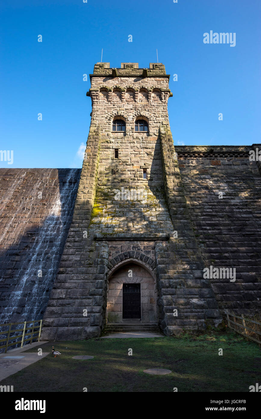Jusqu'à lors de la tour de pierre solide à réservoir Derwent dans le Peak District, Derbyshire, Angleterre. Banque D'Images