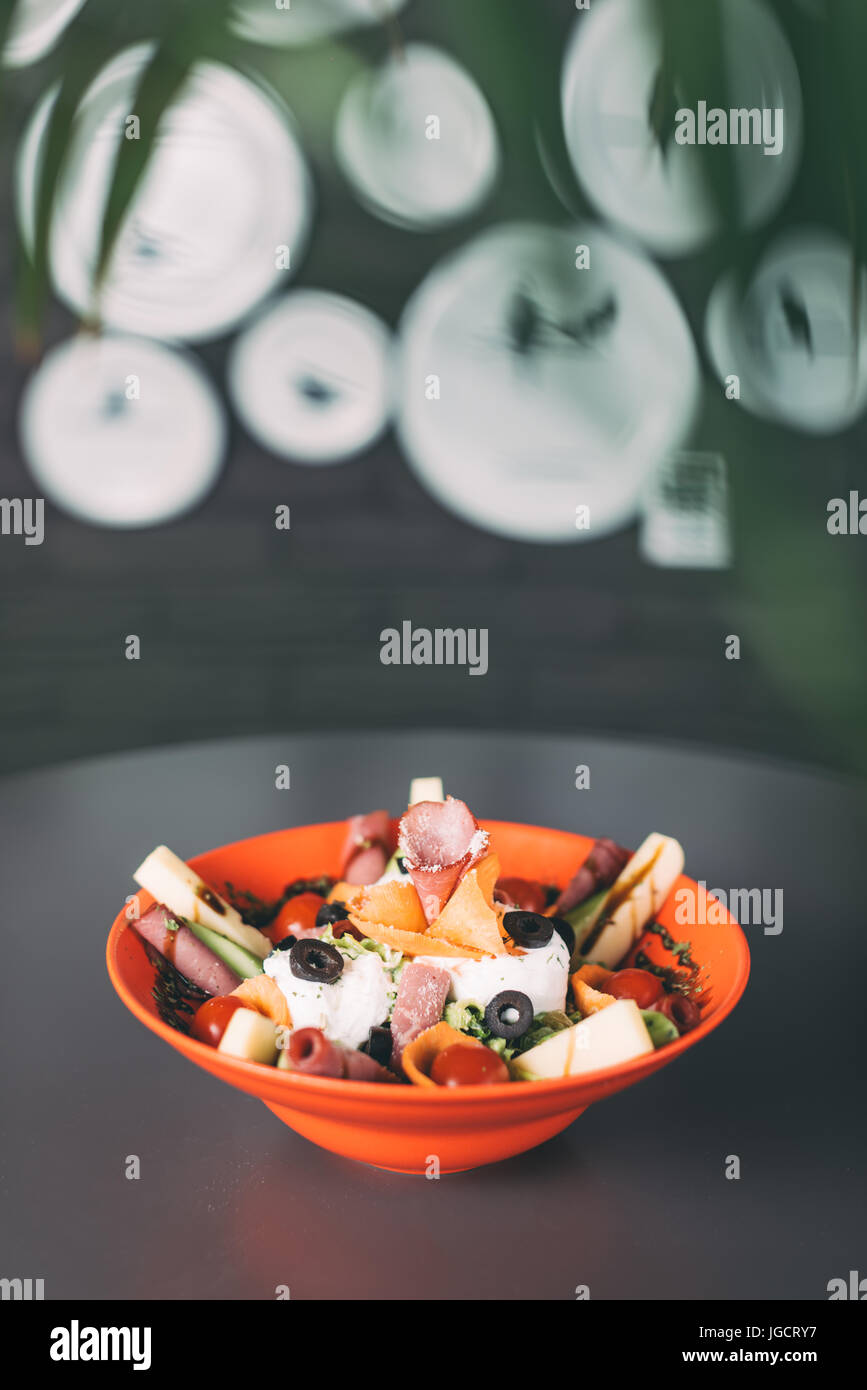 Bol de gouda, mozzarella et salade de jambon Banque D'Images