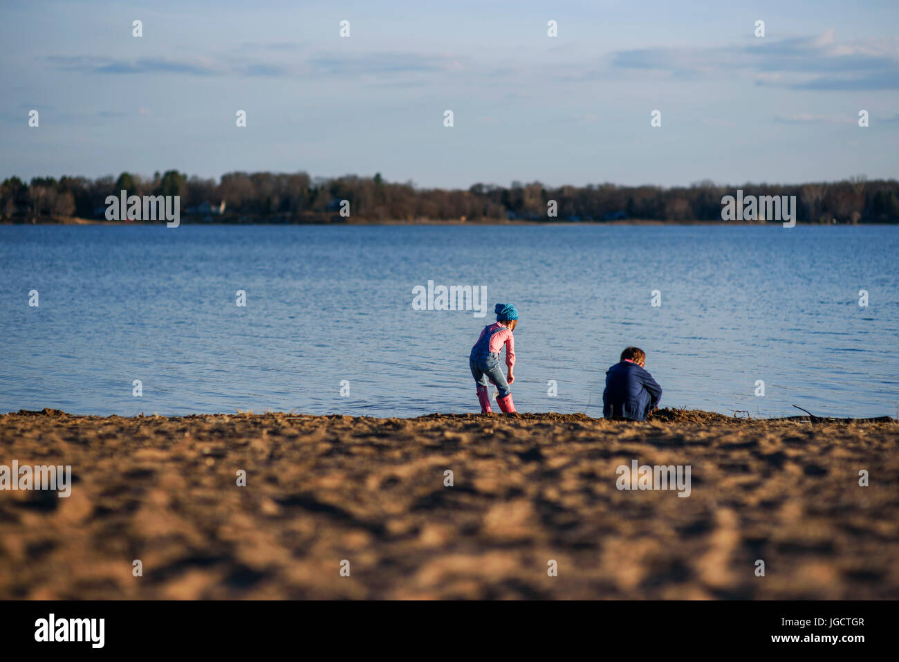 Garçon et fille jouer par le bord d'un lac Banque D'Images