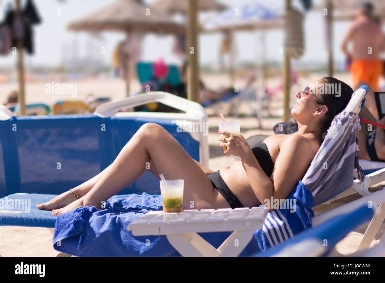 Femme en train de bronzer sur la plage, Cadix, Andalousie, Espagne Banque D'Images