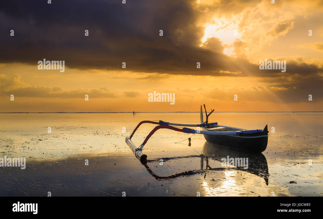 Jukung boat on beach at sunset, Sanur, Denpasar, Bali, Indonésie Banque D'Images