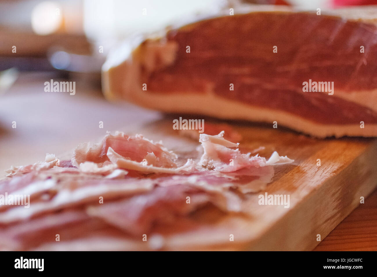 Close-up du jambon sur planche à découper Banque D'Images