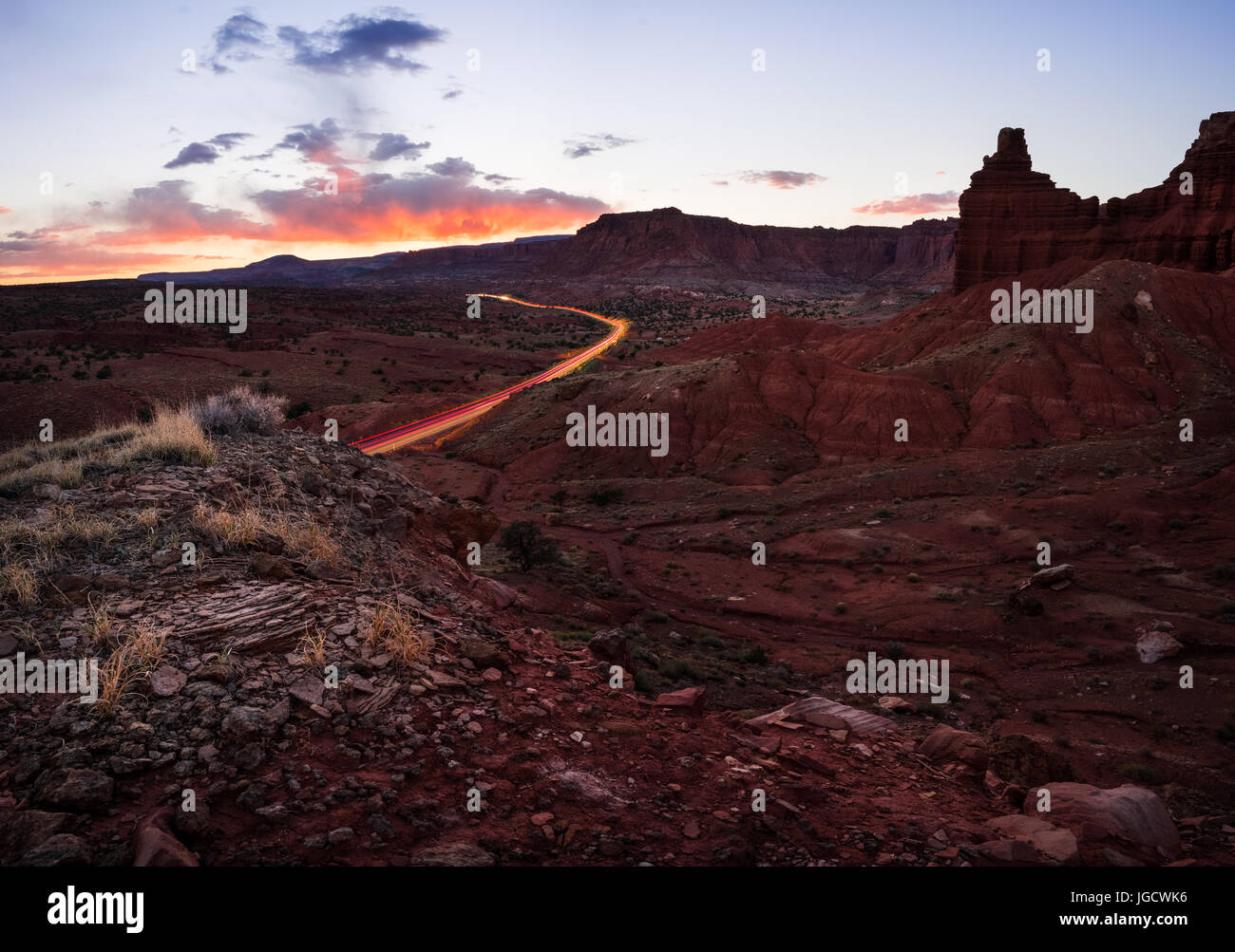 Route à travers le désert au coucher du soleil, Capital Reef National Park, Utah, USA, Amérique Banque D'Images