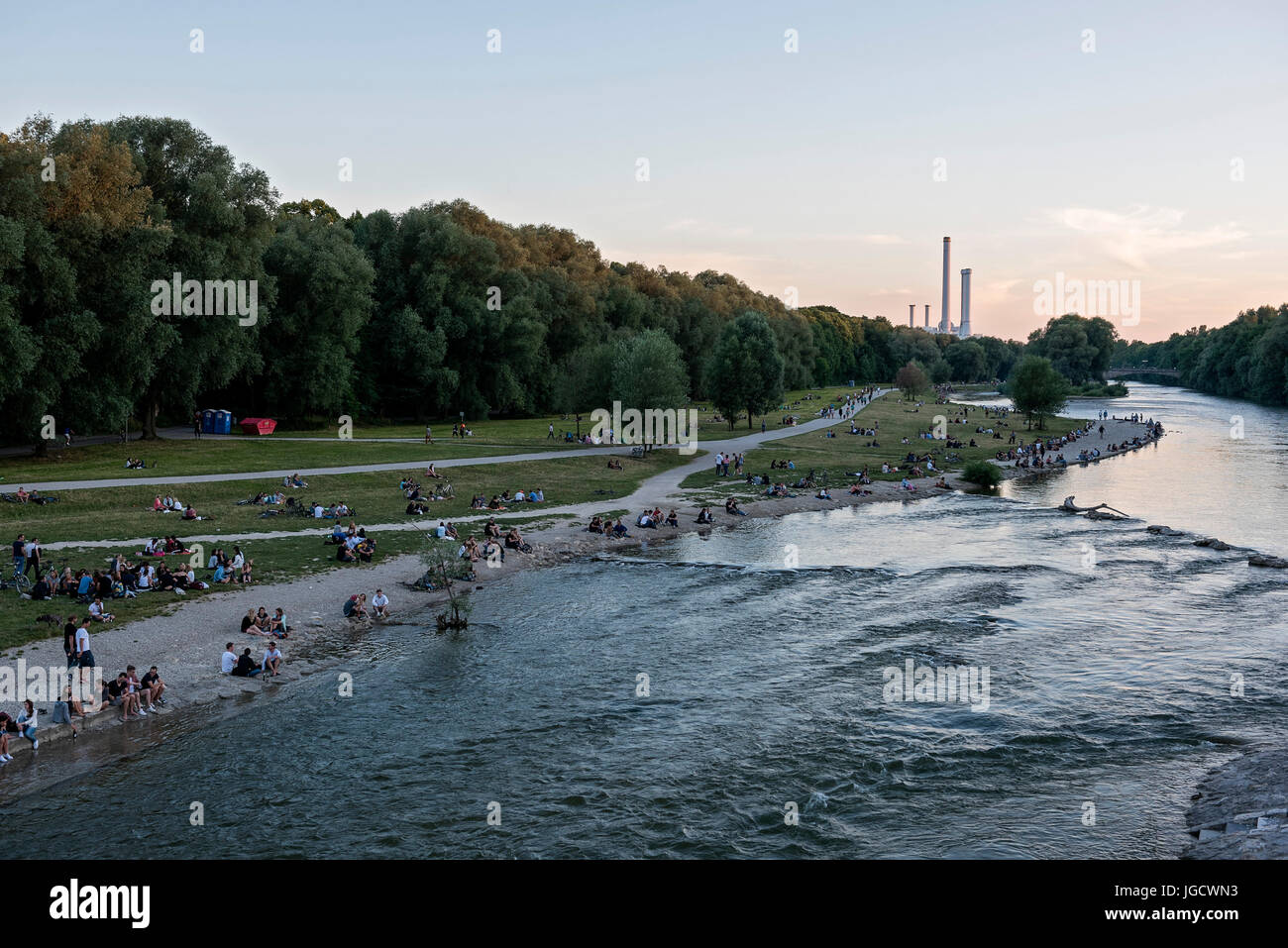 La vie urbaine à la rivière Isar, München, Allemagne Banque D'Images