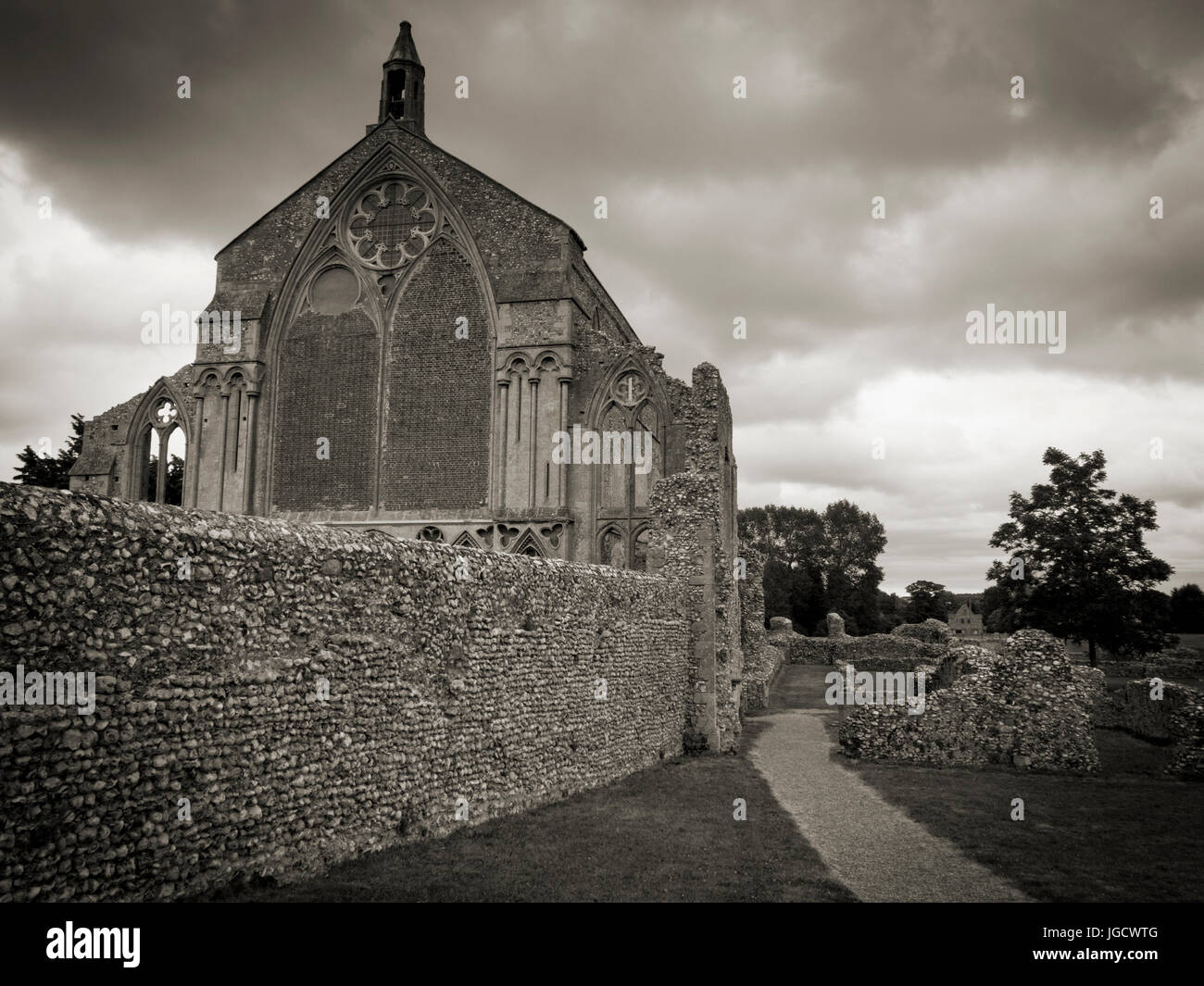 L'image monochrome dramatique de binham prieuré contre un ciel maussade, Norfolk, Angleterre Banque D'Images