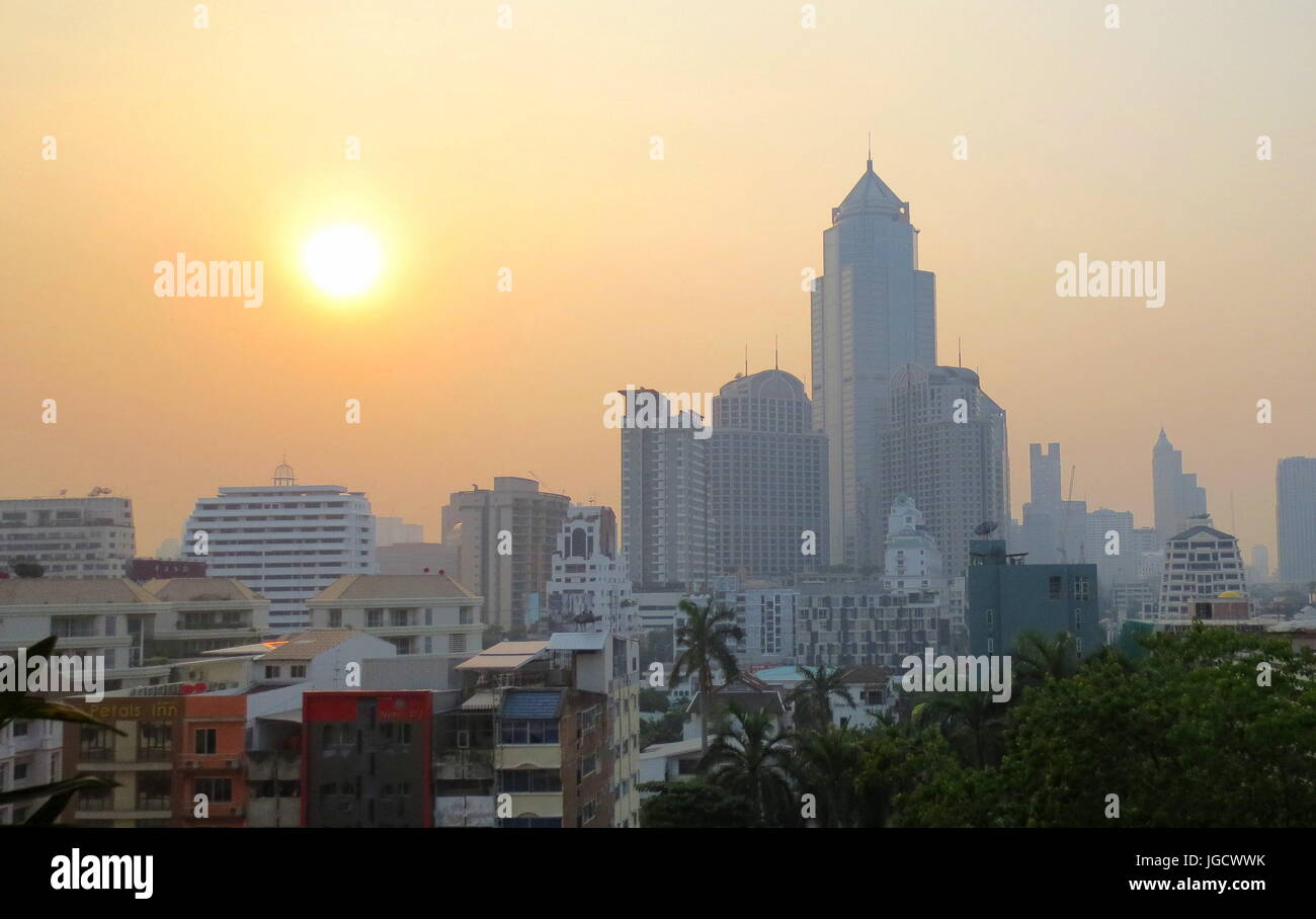 Voir à l'horizon urbain de centre-ville de Bangkok avec soleil qui brille dans l'arrière-plan Banque D'Images