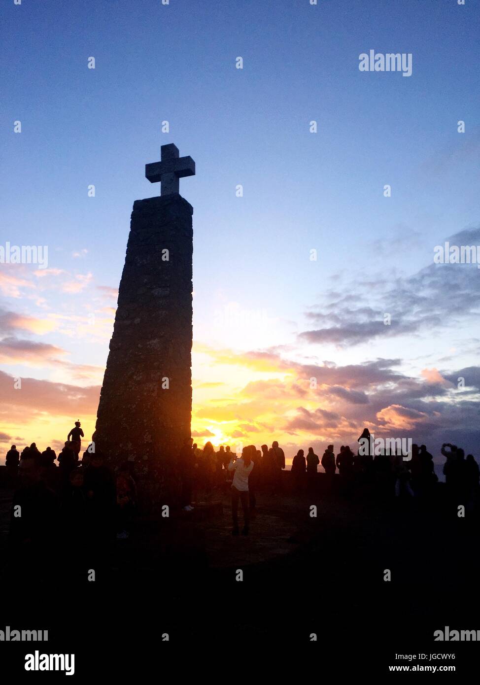 Photo de personnes regardant le coucher du soleil à Cabo da Roca, région de Sintra, Portugal Banque D'Images