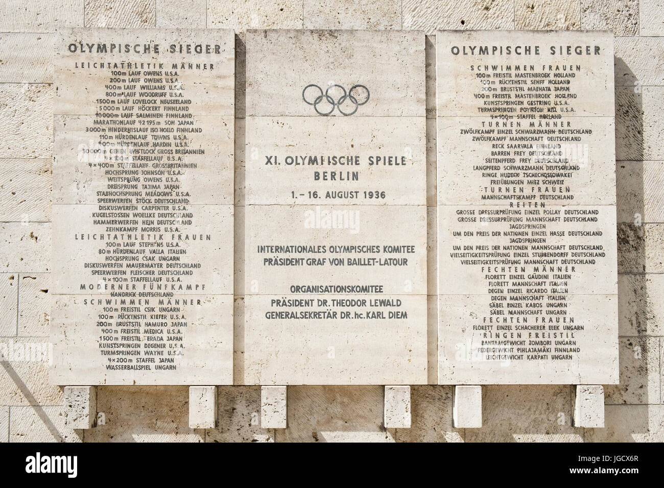 Des plaques commémorant les Jeux Olympiques de 1936 à Berlin Olympiastadion (stade Olympique) à Berlin, Allemagne Banque D'Images