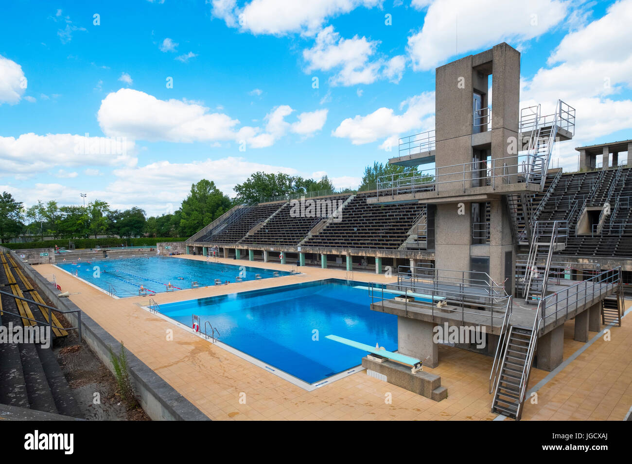 La natation et la plongée piscines à Olympiastadion (stade Olympique) à Berlin, Allemagne Banque D'Images