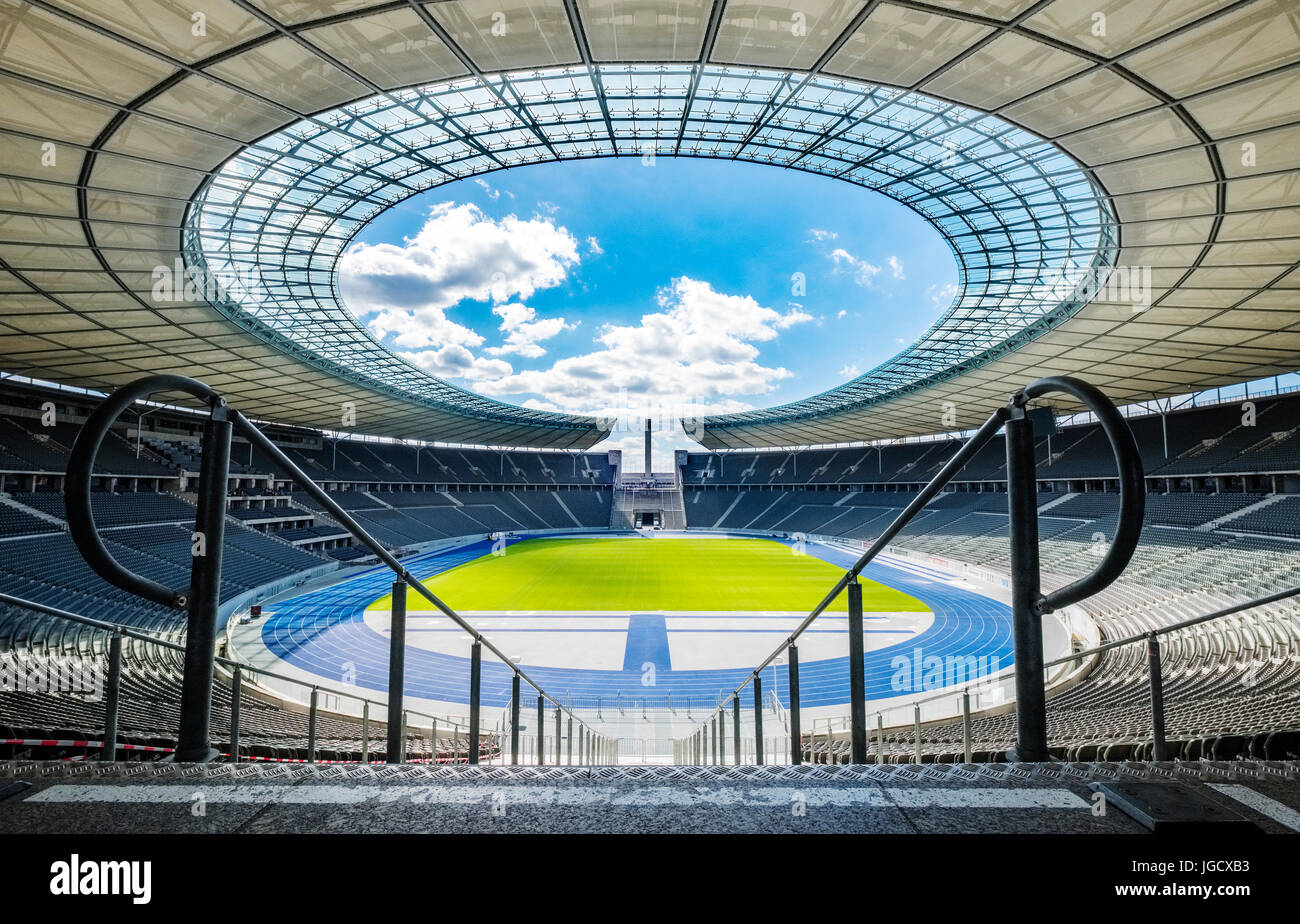 Vue de l'intérieur de l'Olympiastadion (stade Olympique) à Berlin, Allemagne Banque D'Images