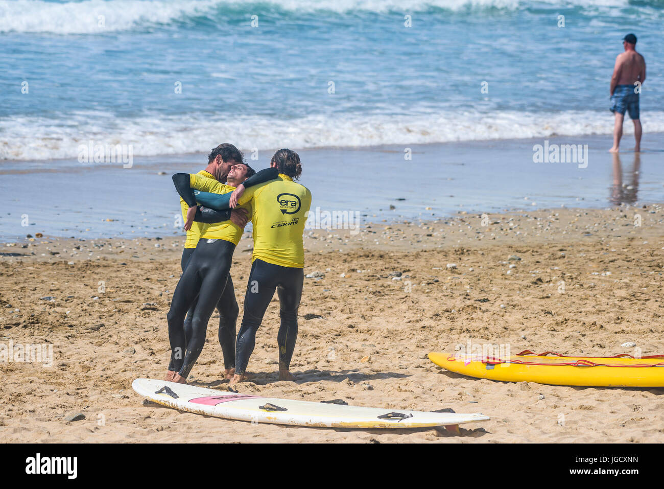 Plage surveillée de la formation sur la plage de Fistral à Cornwall. Le cours est dirigé par Era Adventures. Banque D'Images