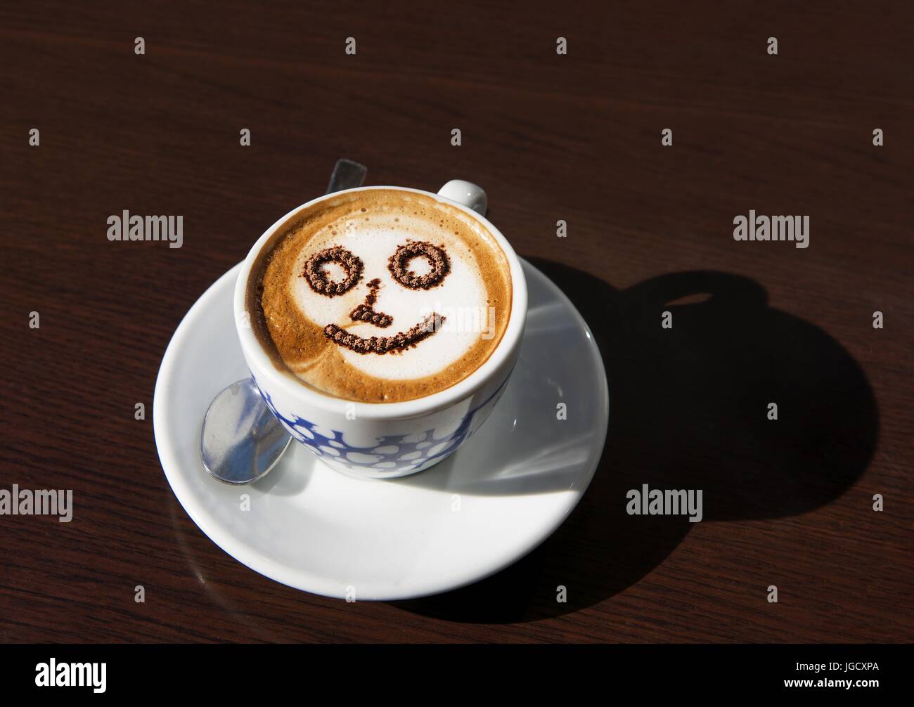 Tasse de café avec smiley face Banque D'Images