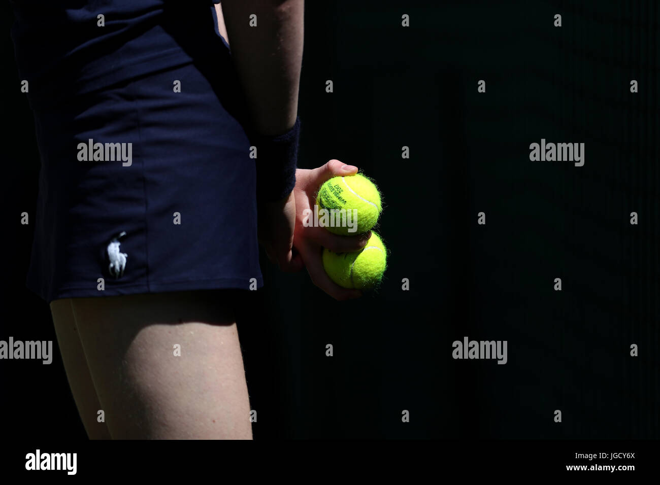 Une balle avec des balles de tennis Slazenger le troisième jour des  championnats de Wimbledon au All England Lawn tennis and Croquet Club,  Wimbledon.APPUYEZ SUR ASSOCIATION photo.Date de la photo: Mercredi 5