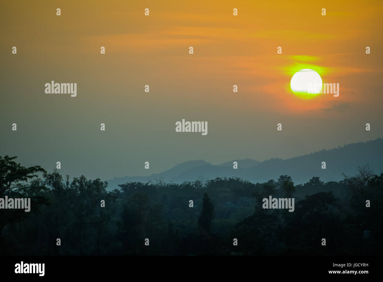 Vue de l'image du soleil dans l'air à des phénomènes naturels. Banque D'Images