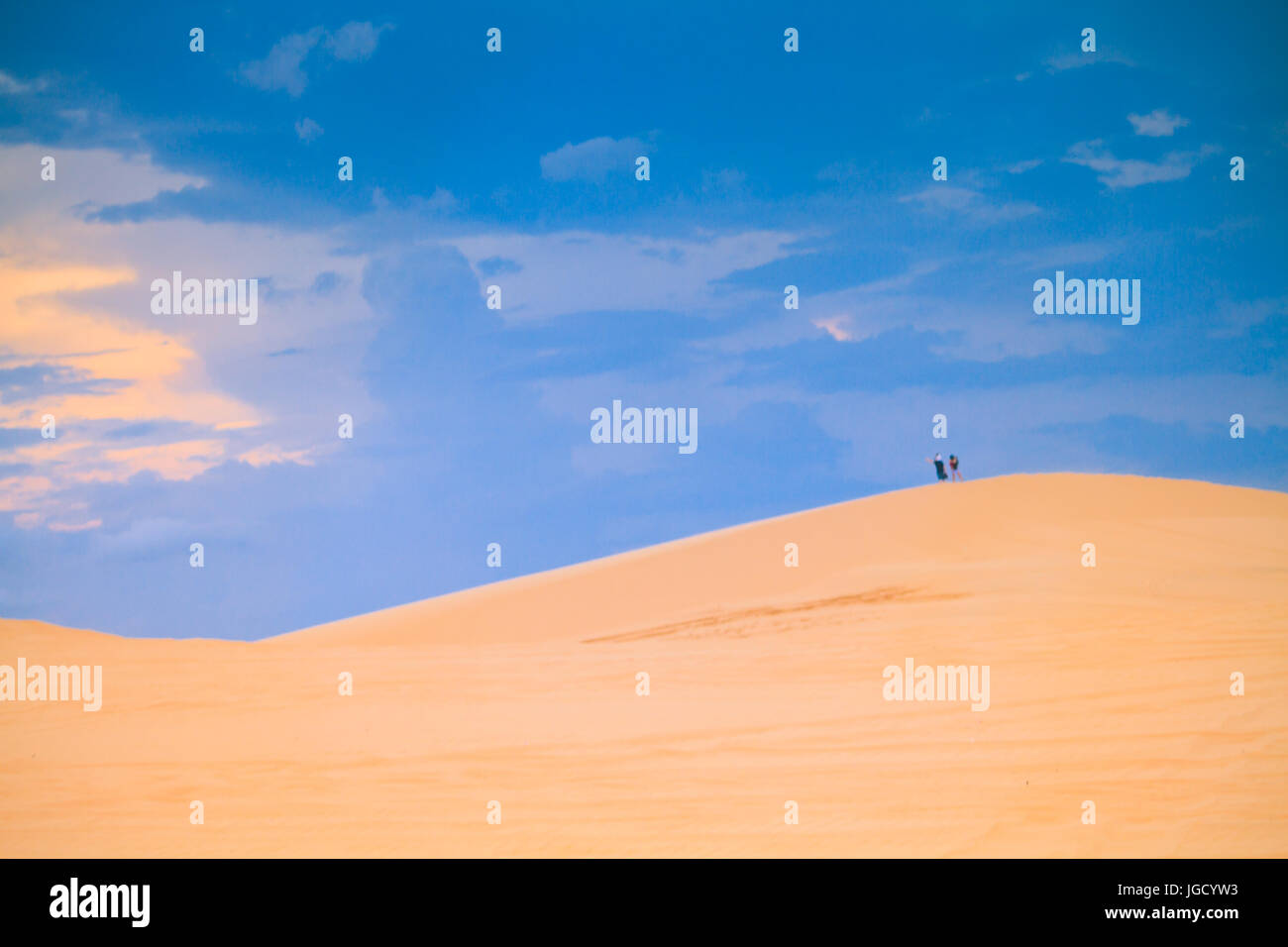 Journée ensoleillée avec ciel bleu et nuages sur Dune de sable (Désert blanc) à Mui Ne au Vietnam. Banque D'Images