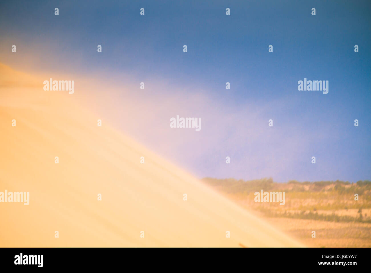 Journée ensoleillée avec ciel bleu et nuages sur Dune de sable (Désert blanc) à Mui Ne au Vietnam. Banque D'Images