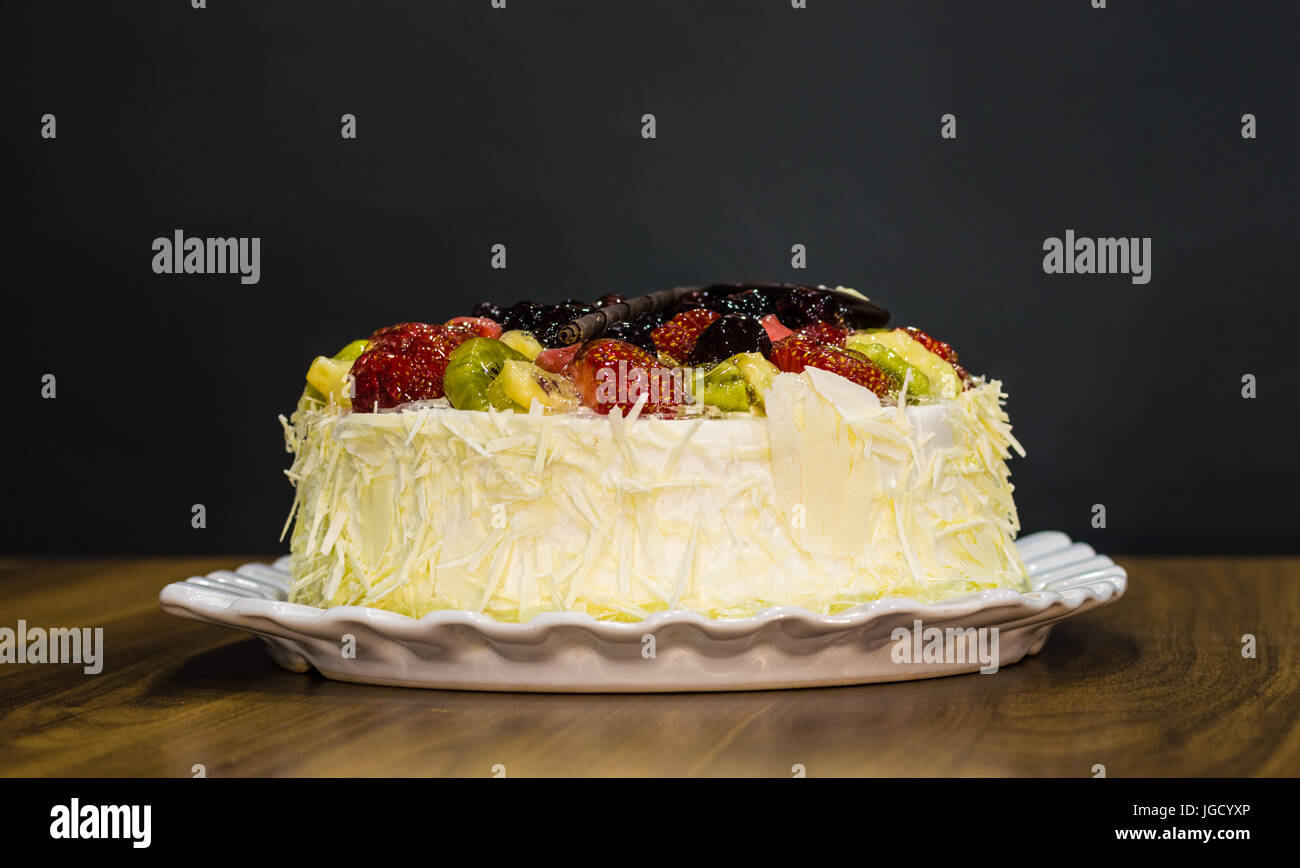 Ensemble Cremeux Delicieux Gateau Au Chocolat Blanc Avec Des Fruits Sur Le Dessus Sur Fond Sombre Photo Stock Alamy Ensemble Cremeux Delicieux Gateau Au Chocolat Blanc Avec Des Fruits Sur Le Dessus Sur Fond Sombre Photo Stock Alamy