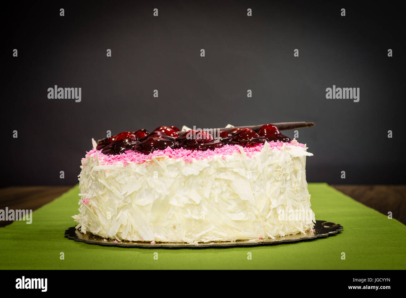 Ensemble Cremeux Delicieux Gateau Au Chocolat Blanc Avec Cerises Sur Le Dessus Sur Fond Sombre Photo Stock Alamy Ensemble Cremeux Delicieux Gateau Au Chocolat Blanc Avec Cerises Sur Le Dessus Sur Fond Sombre Photo Stock Alamy