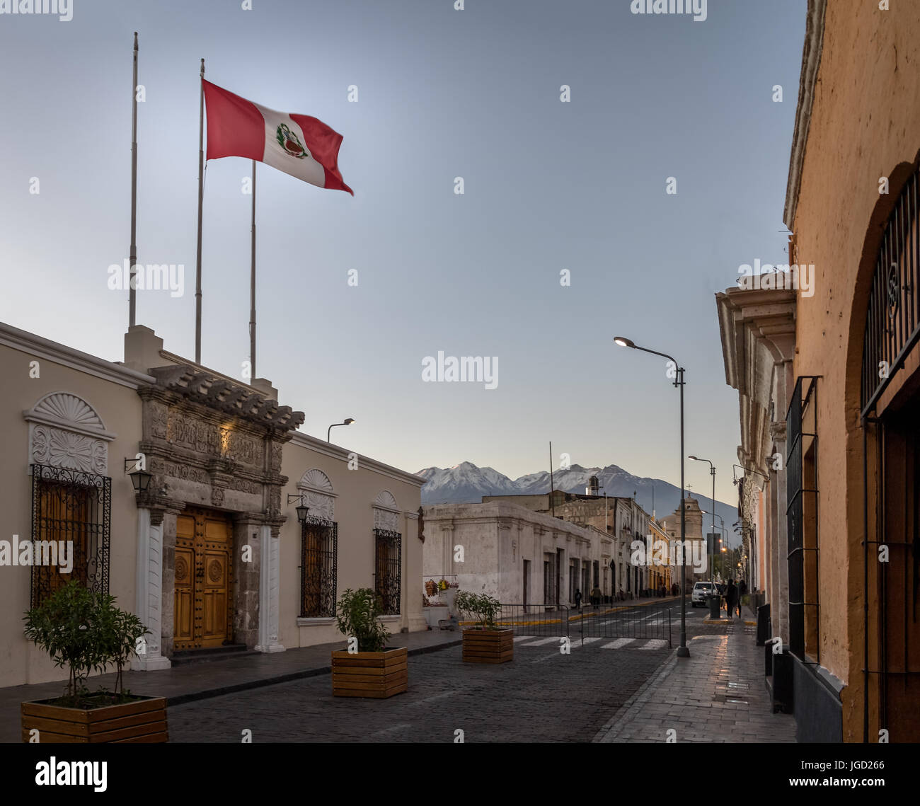 Rue d'Arequipa et drapeau du Pérou - Arequipa, Pérou Banque D'Images