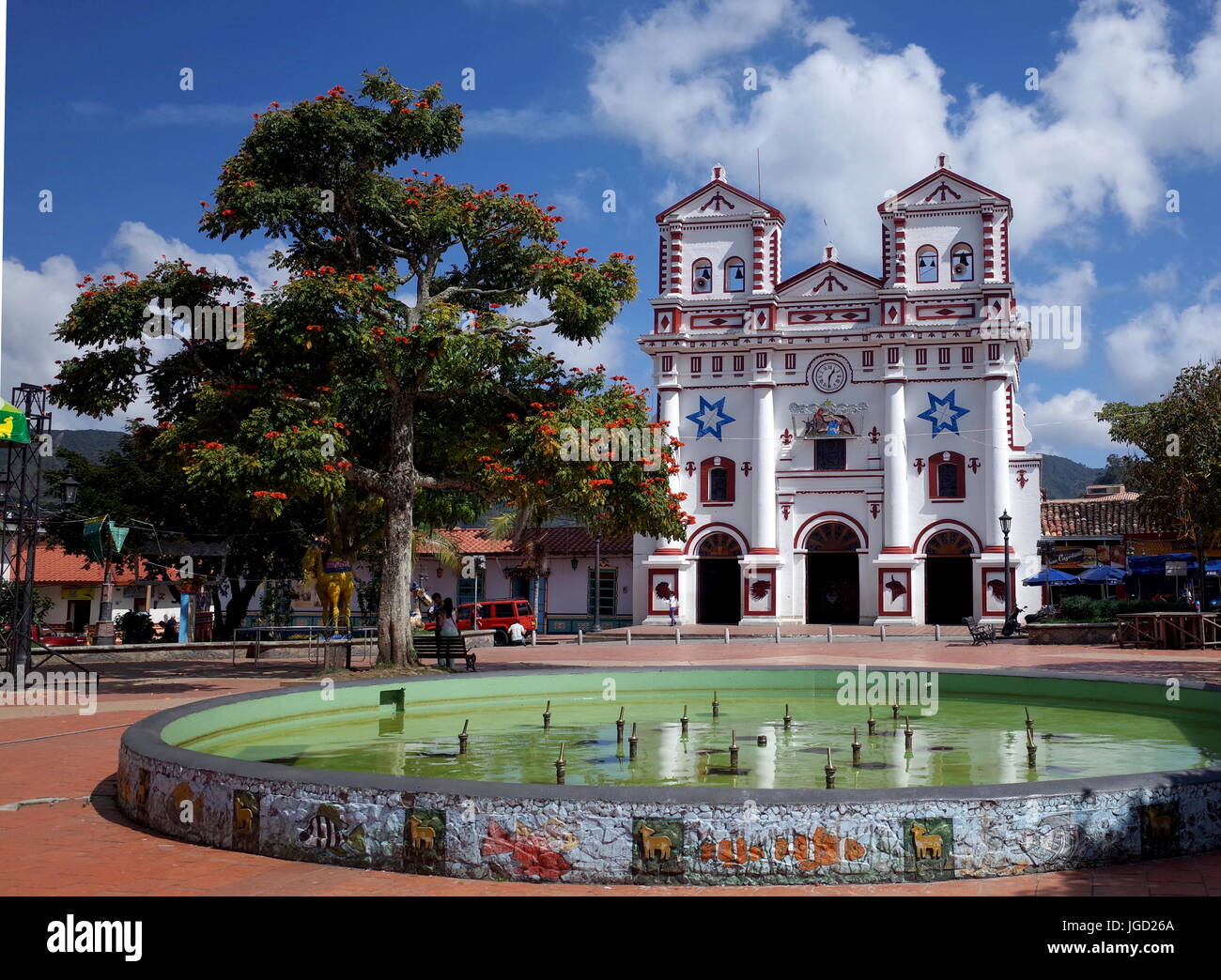 22E DÉCEMBRE 2014, GUATAPE, COLOMBIE - La place principale de Guatape, la Colombie à Noël Banque D'Images
