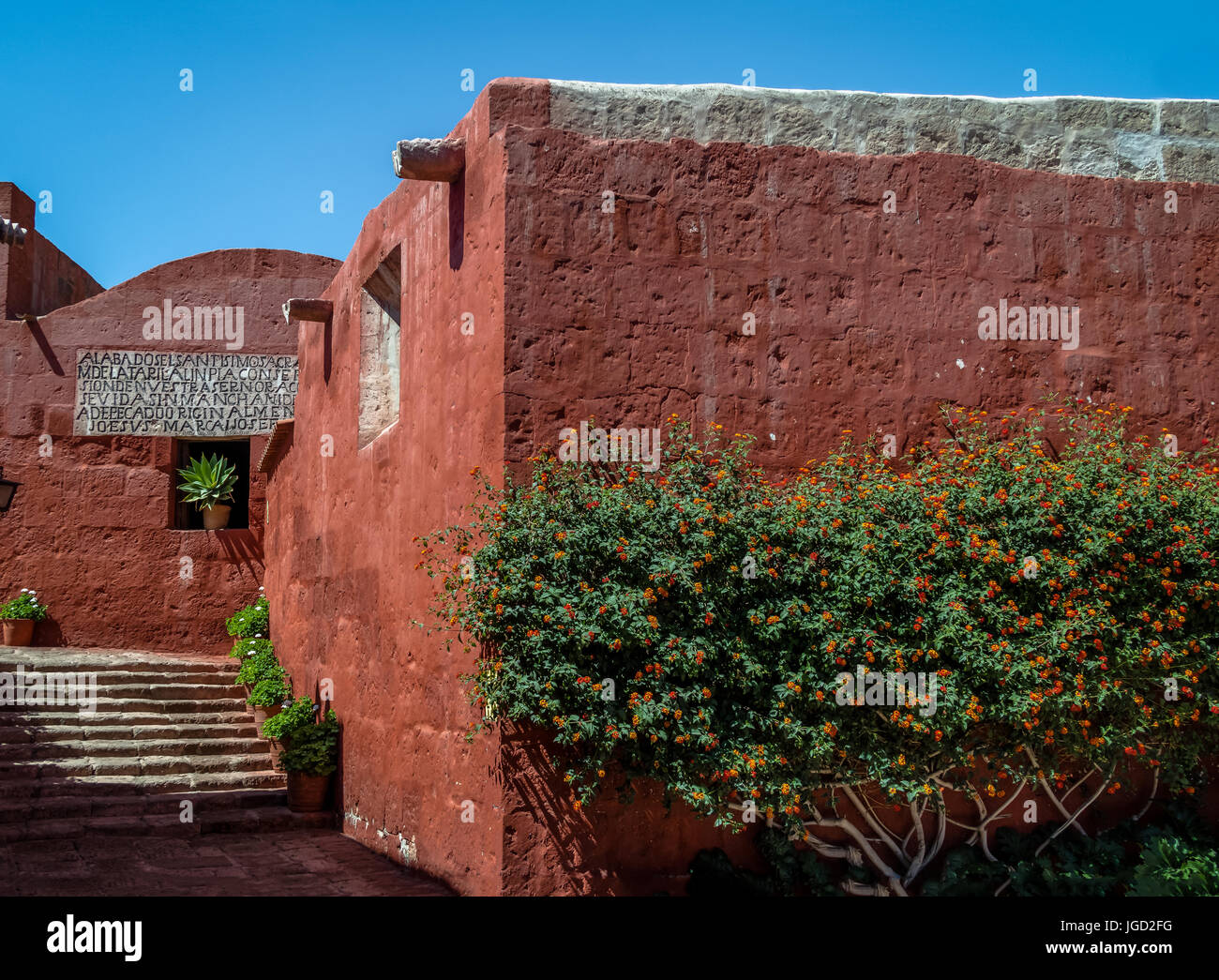 Monastère de Santa Catalina avec un devis religieuses sur le mur - Arequipa, Pérou Banque D'Images