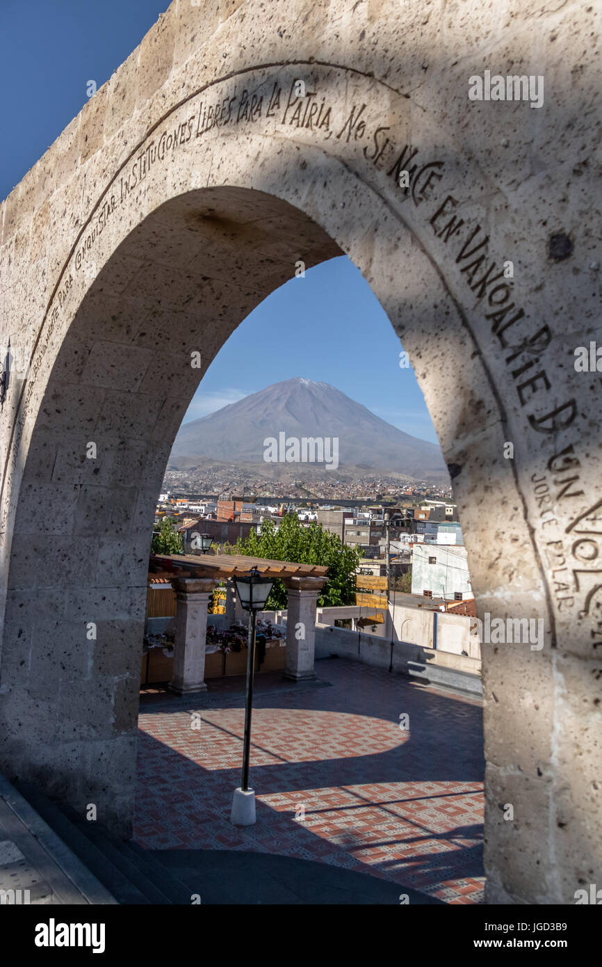 Les Arches De Yanahuara Plaza Et Volcan Misti Sur Arriere Plan Ecrit Sur Les Arches Des Citations De Personnes Celebres De La Photo Stock Alamy