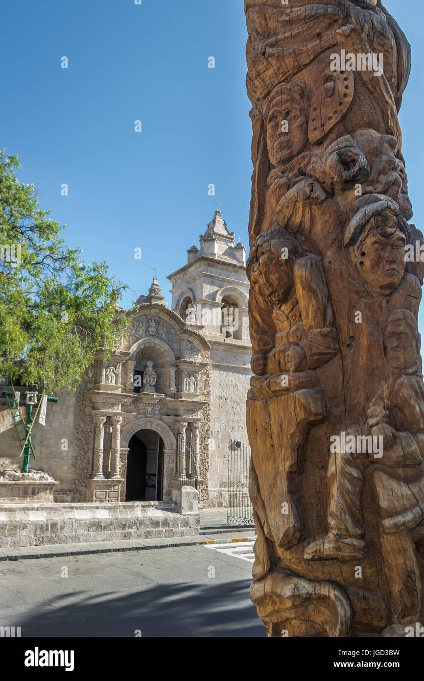 Totem sculpté à Yanahuara Yanahuara et (ou l'église San Juan Bautista de Yanahuara Église) - Arequipa, Pérou Banque D'Images