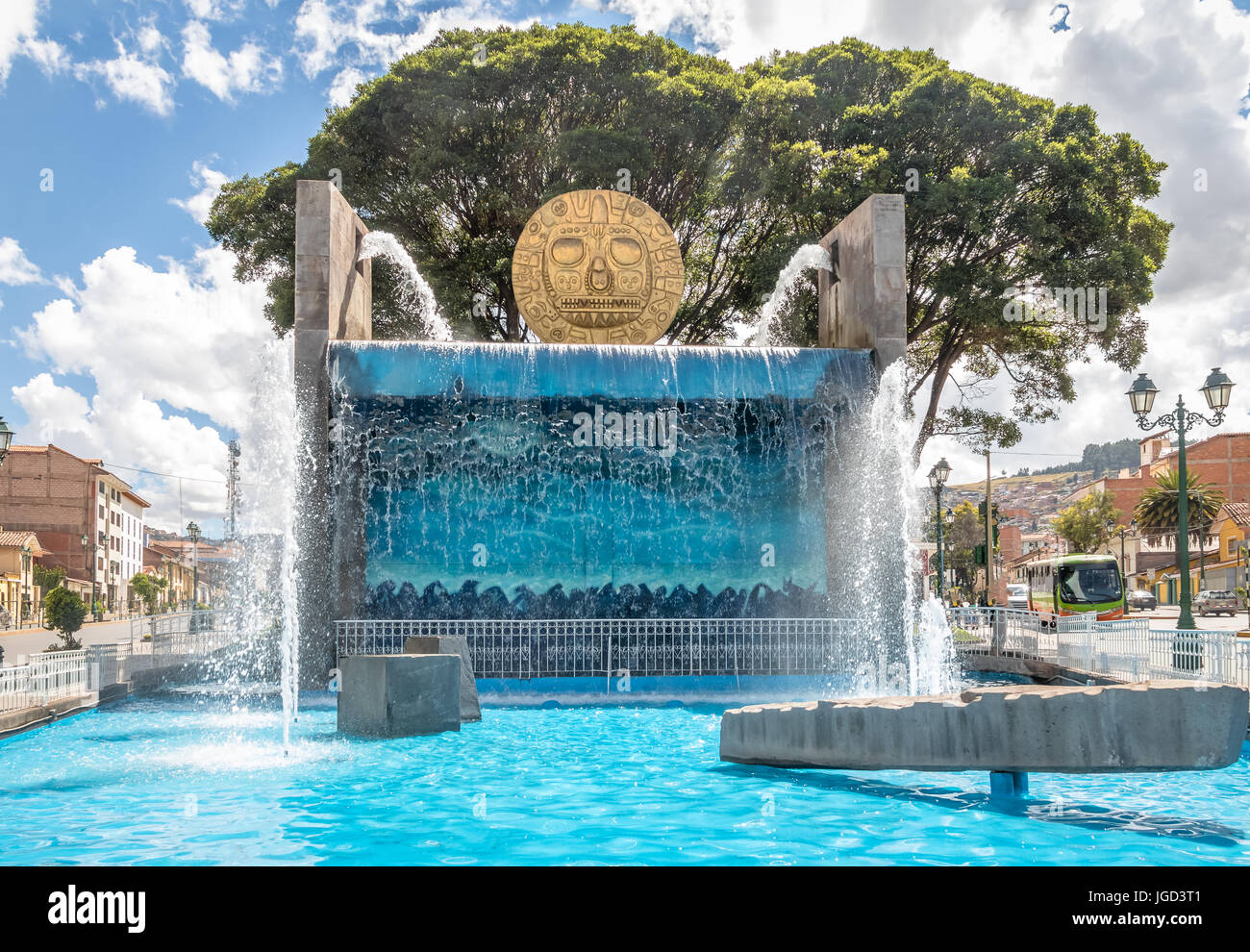 Fontaine à eau monument avec Golden Sun Inca disque dans les rues de la ville de Cusco - Cusco, Pérou Banque D'Images