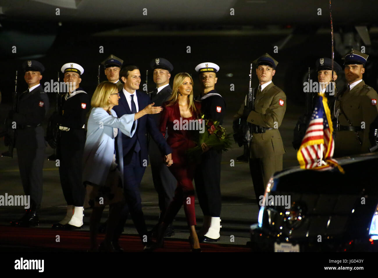 Varsovie, Pologne. 05 juillet, 2017. Le président américain, Donald J. Trump, Première Dame Melania Trump, Ivanka Trump et Jared Kushner arrivent pour une visite officielle en Pologne. L'Air Force One, roulée dans de la 1st Air Base élévatrice à Varsovie. Le président participera le sommet des trois mers avant de partir pour le sommet du G20 en Allemagne. Credit : Jakob Ratz/Pacific Press/Alamy Live News Banque D'Images