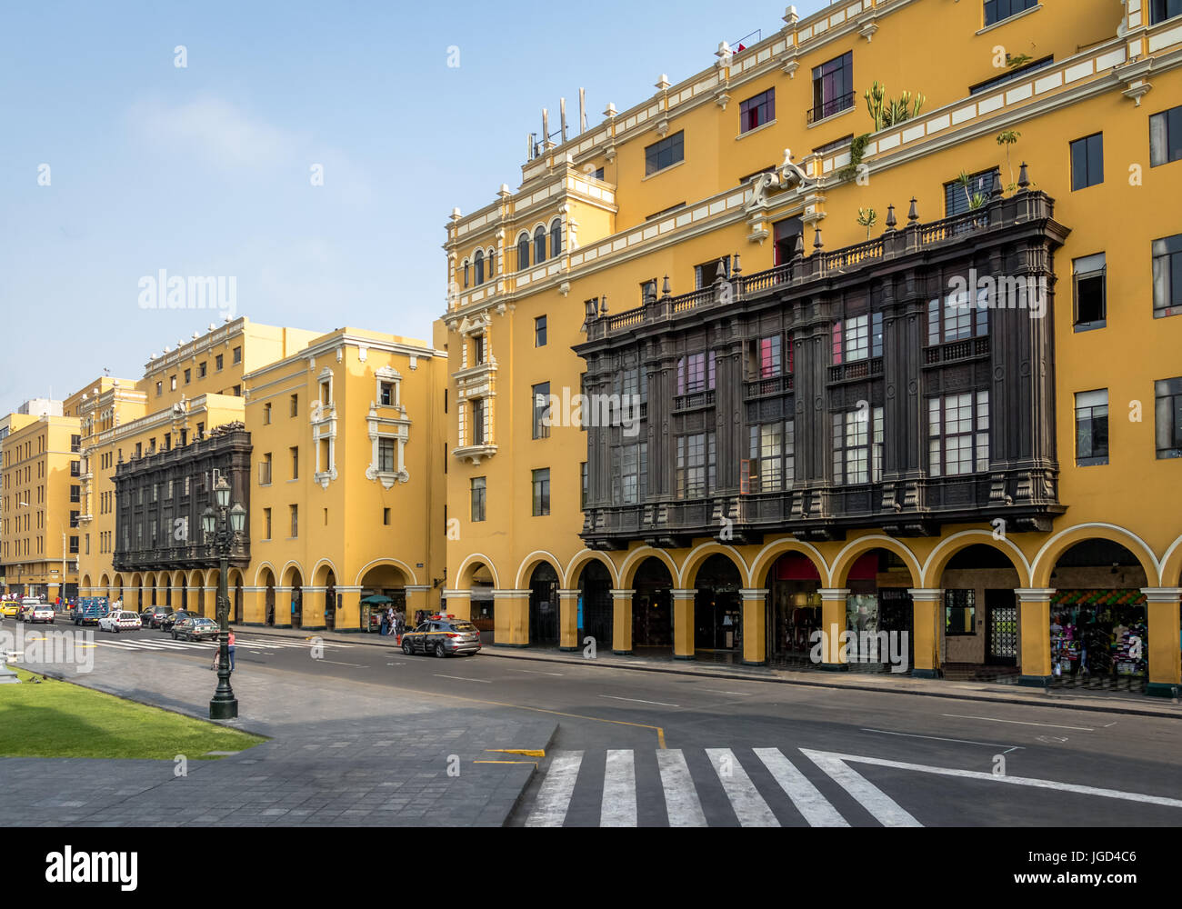 Bâtiment jaune colonial avec balcon dans le centre ville près de la Plaza Mayor - Lima, Pérou Banque D'Images