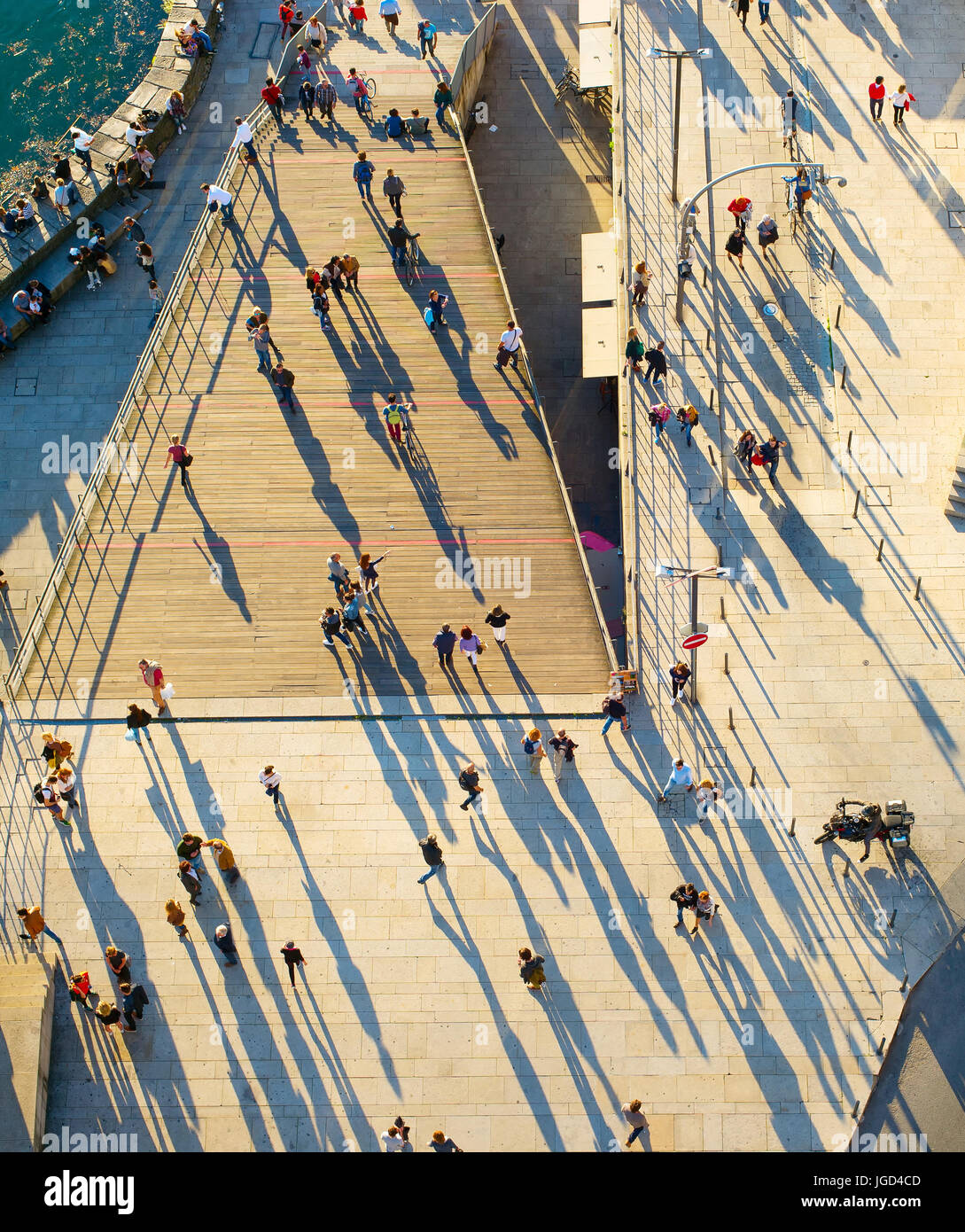 Vue aérienne d'un peuple qui marche dans la rue au coucher du soleil Banque D'Images