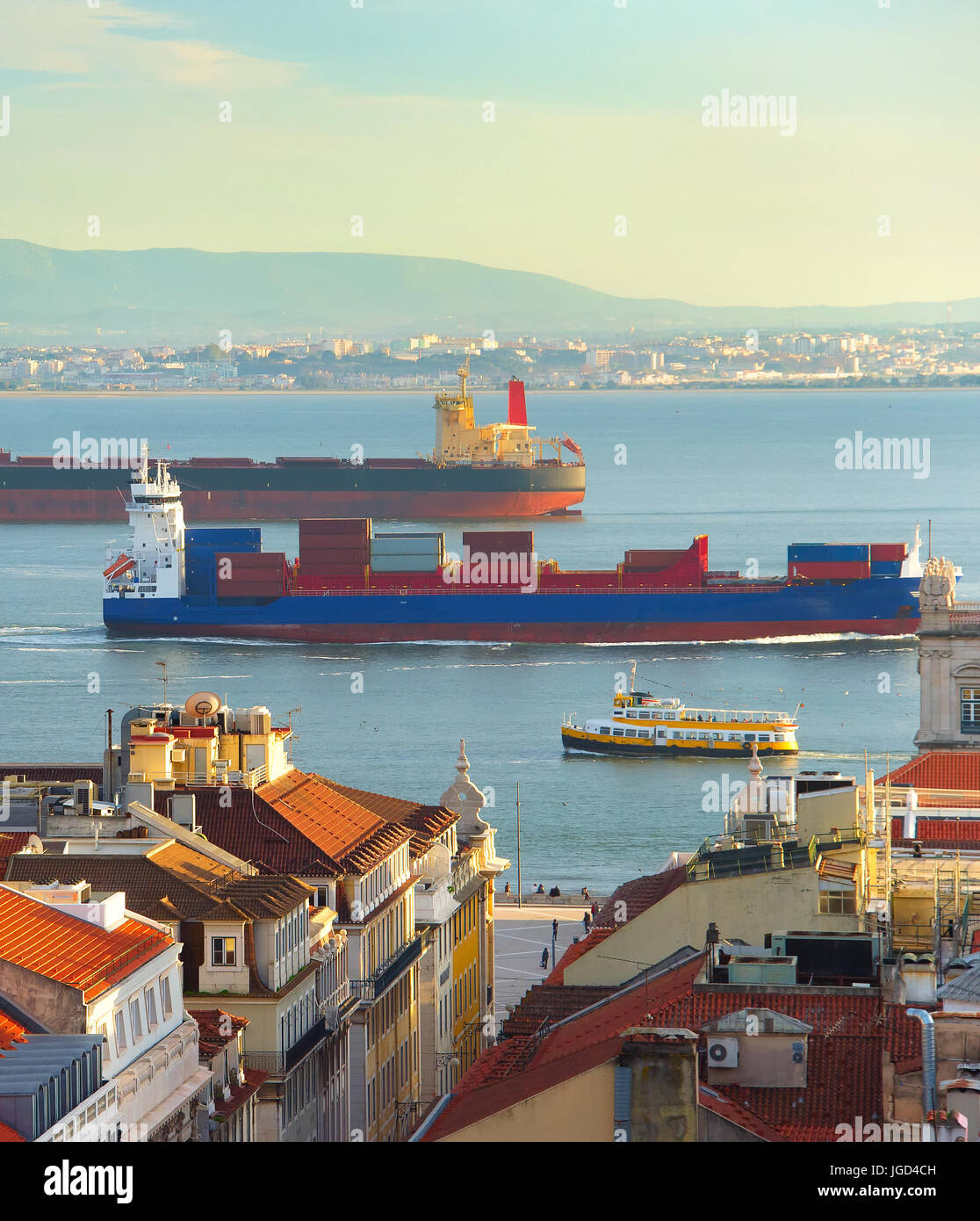 Navires sur le Tage à Lisbonne port au coucher du soleil. Portugal Banque D'Images