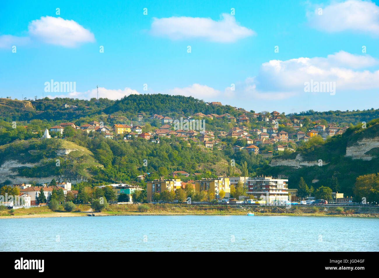 Point de vue des petites ville bulgare sur un bord du Danube. Shishtov, Bulgarie Banque D'Images