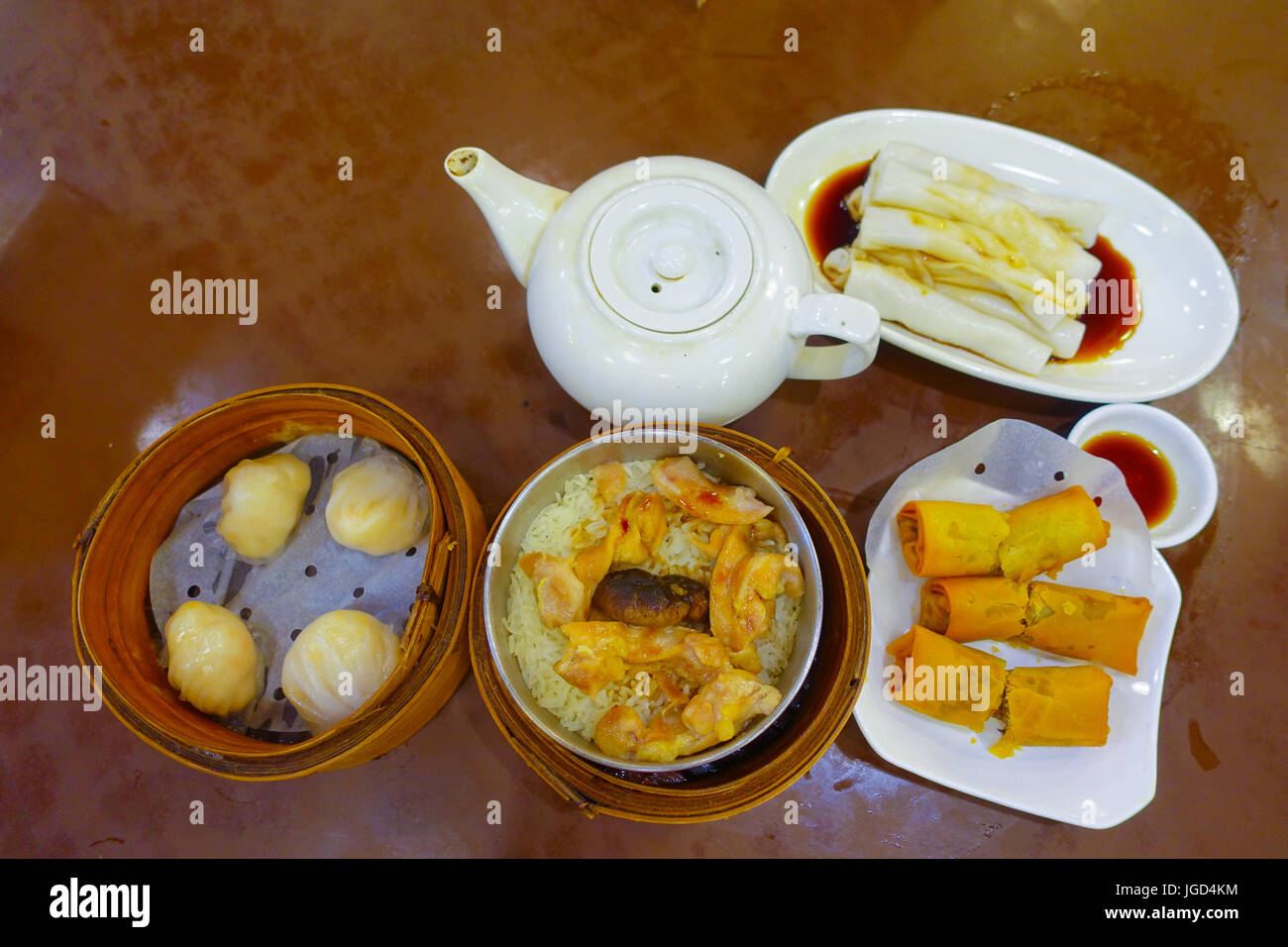 Un assortiment de produits alimentaires chinois set, boulettes, et les rouleaux de nouilles de riz, des plats de cuisine chinoise sur une table en bois, vue du dessus. Concept de restaurant chinois, comme Banque D'Images