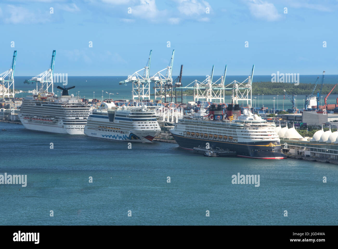Miami, FL, USA- 4 octobre 2015 : les bateaux de croisière amarrés au port de Miami. Les terminaux de croisière de Miami sont l'un des plus grands et des plus modernes dans le Banque D'Images