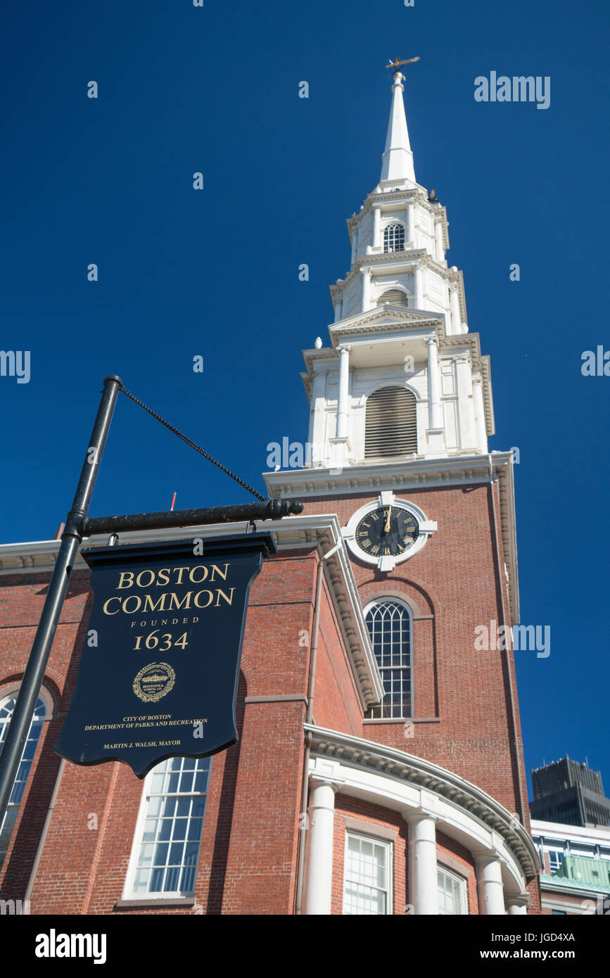 Boston Common signe avec Park Street Church dans l'arrière-plan Banque D'Images
