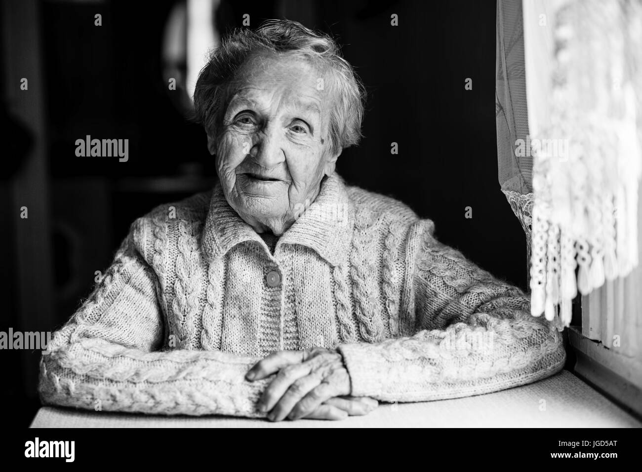 Le contraste noir et blanc portrait d'une vieille femme. Banque D'Images
