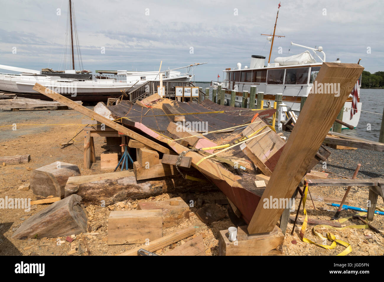 Saint Michaels, Maryland - une nouvelle coque est créé dans le cadre de la restauration de l'Edna E. Lockwood au Chesapeake Bay Maritime Museum. L'Edna est un Banque D'Images