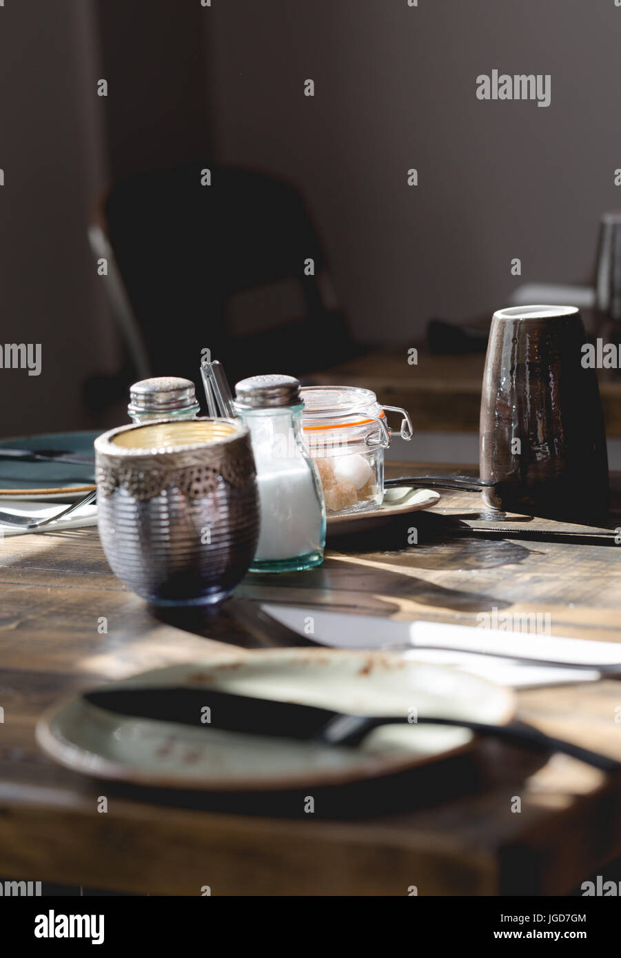 Table de petit déjeuner service sur coffret bois table rustique à la  lumière vive dans la lumière du soleil du matin. Low angle close up  composition verticale Photo Stock - Alamy